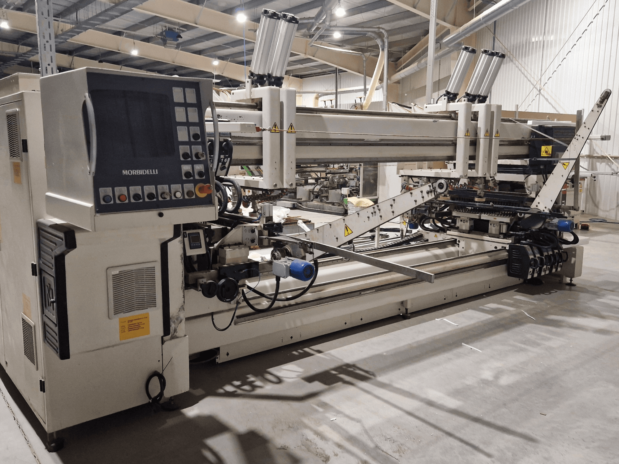 Meerassige boormachine SCM Morbidelli Zenith F2, zijaanzicht met bedieningspaneel en mechanische onderdelen in een werkplaats.