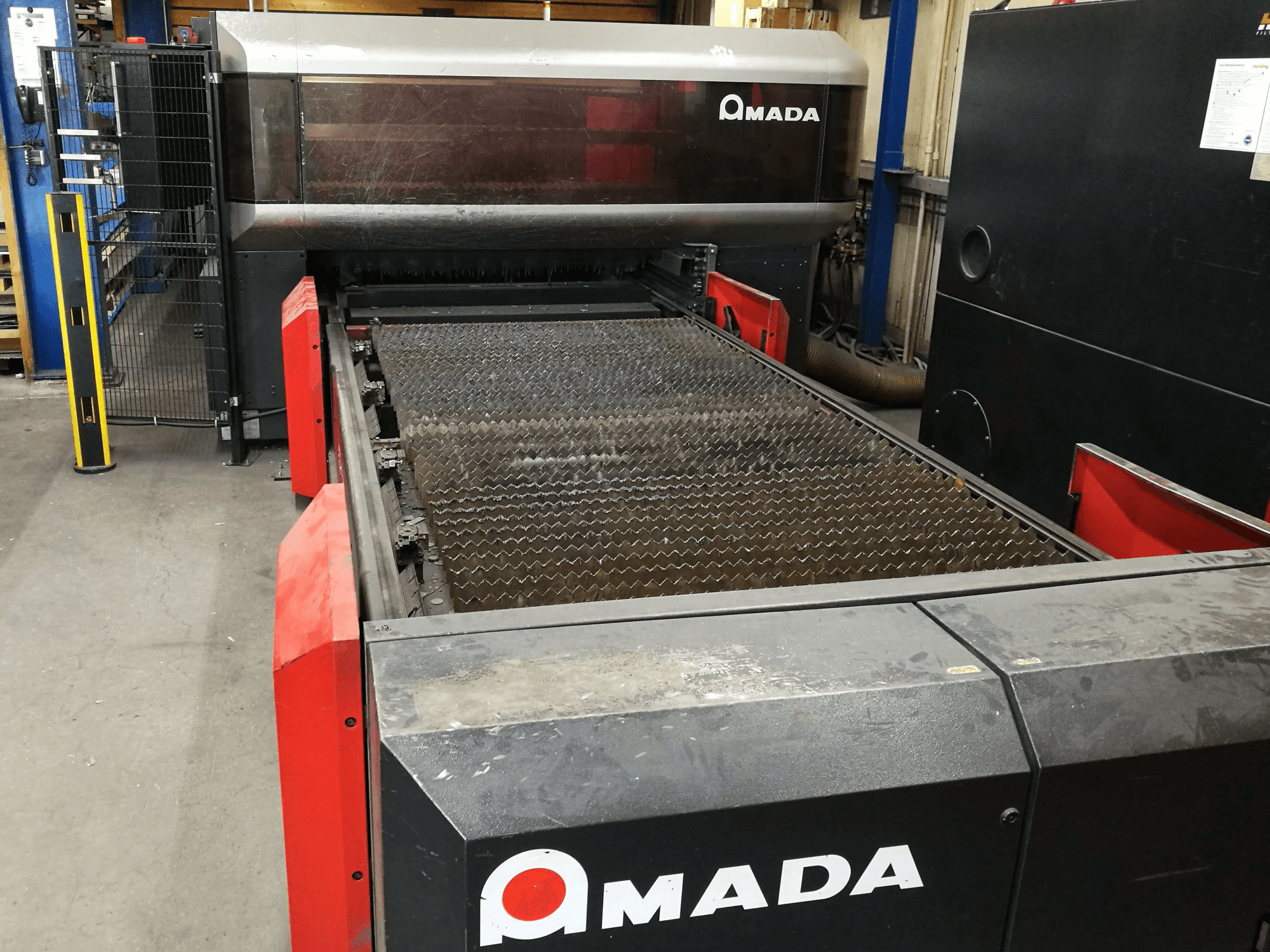 Vooraanzicht van AMADA LC 3015 X1 NT machine