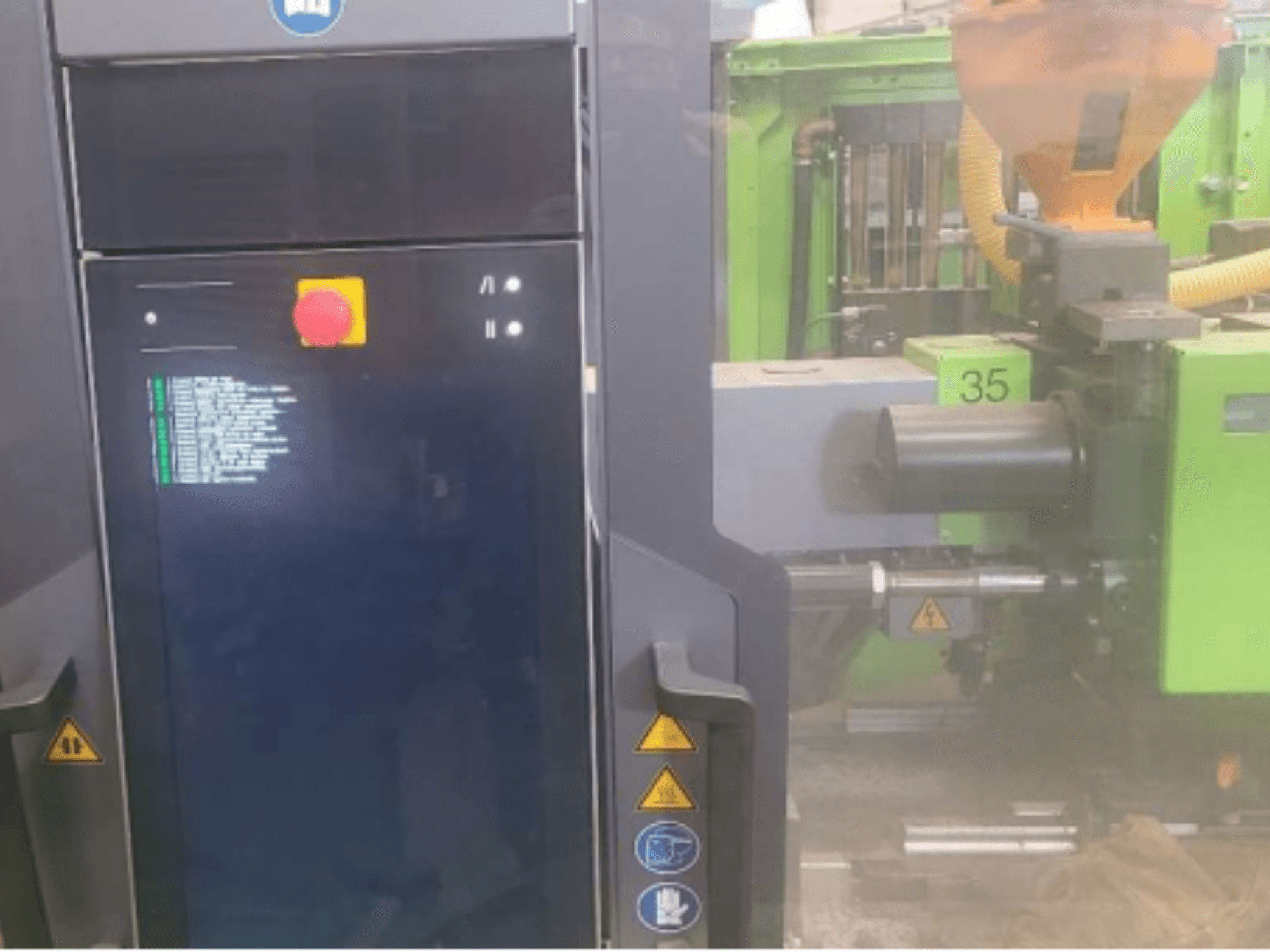 Engel Victory 320/80 spex hydraulische spuitgietmachine, vooraanzicht met bedieningspaneel en groene injectie-eenheid.