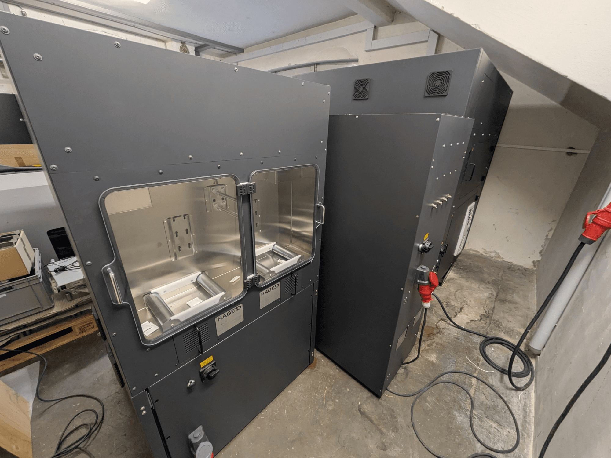 HAGE 3D Mex-One-A: een plastic 3D-printer, zijaanzicht met dubbele transparante deuren en bedieningspaneel.