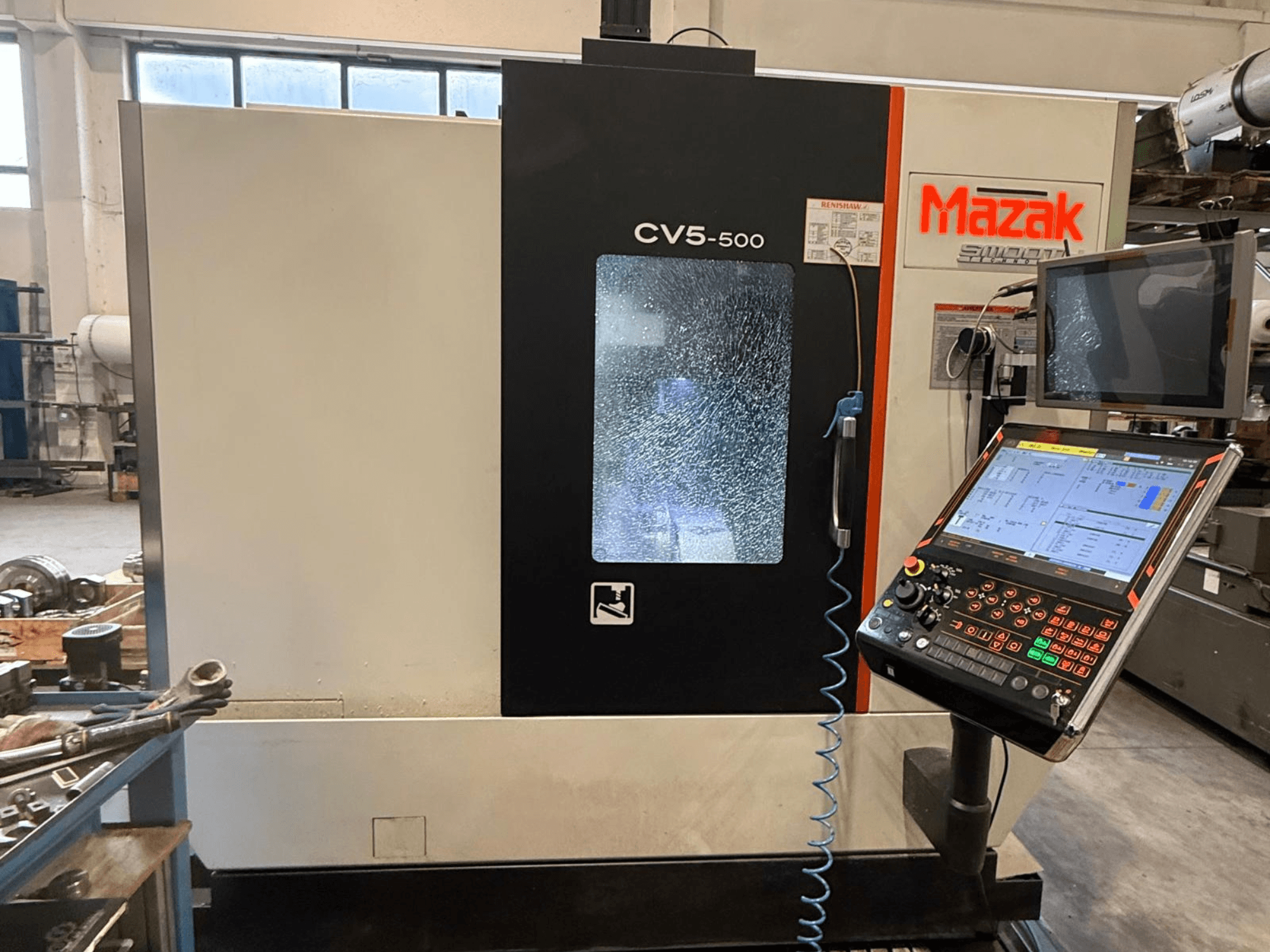 Mazak CV5-500 verticaal bewerkingscentrum, vooraanzicht met bedieningspaneel en display, weergave van operationele instellingen en interface.