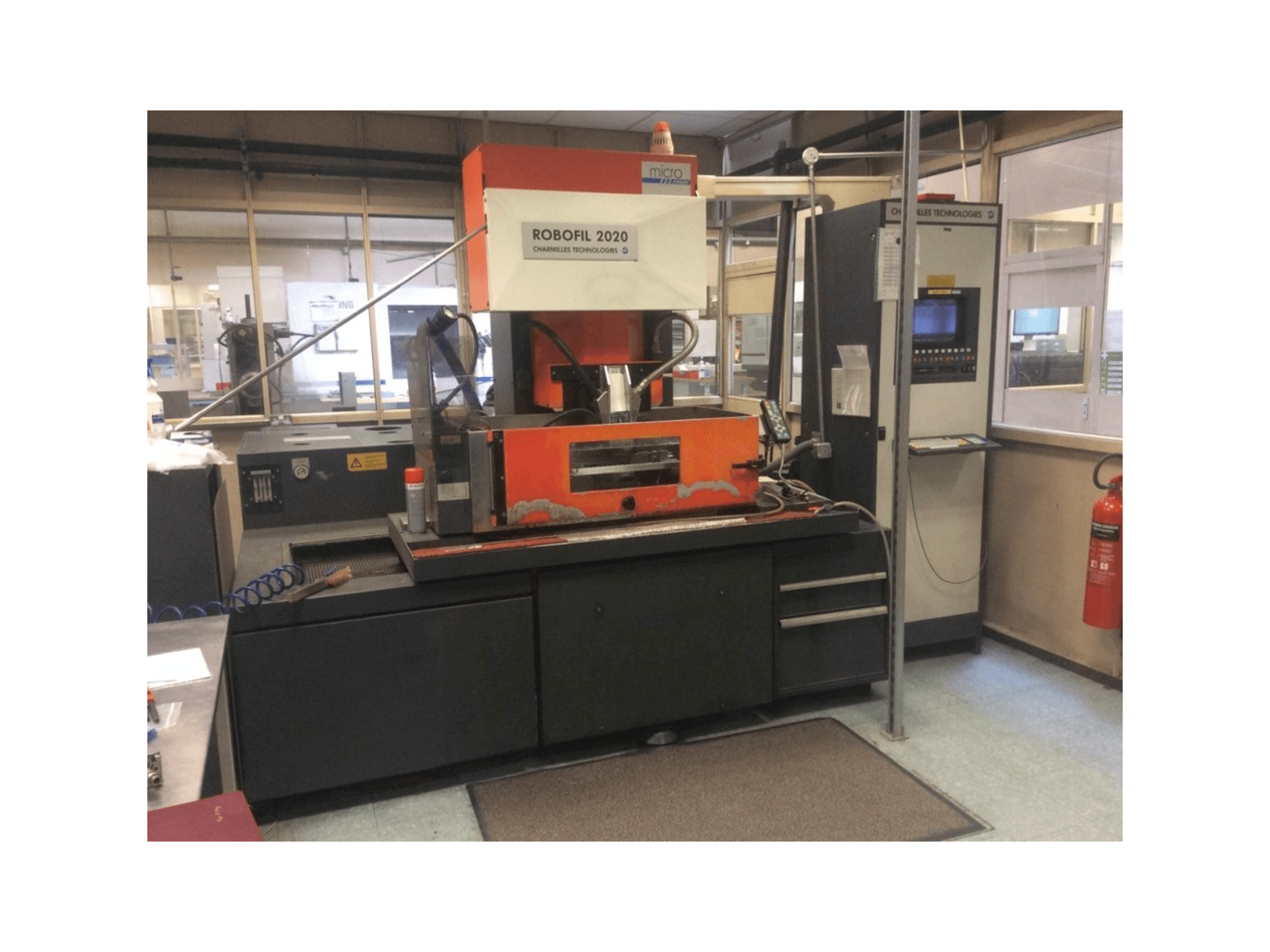 Vooraanzicht van CHARMILLES Technologies Robofil 2020 - 1 machine