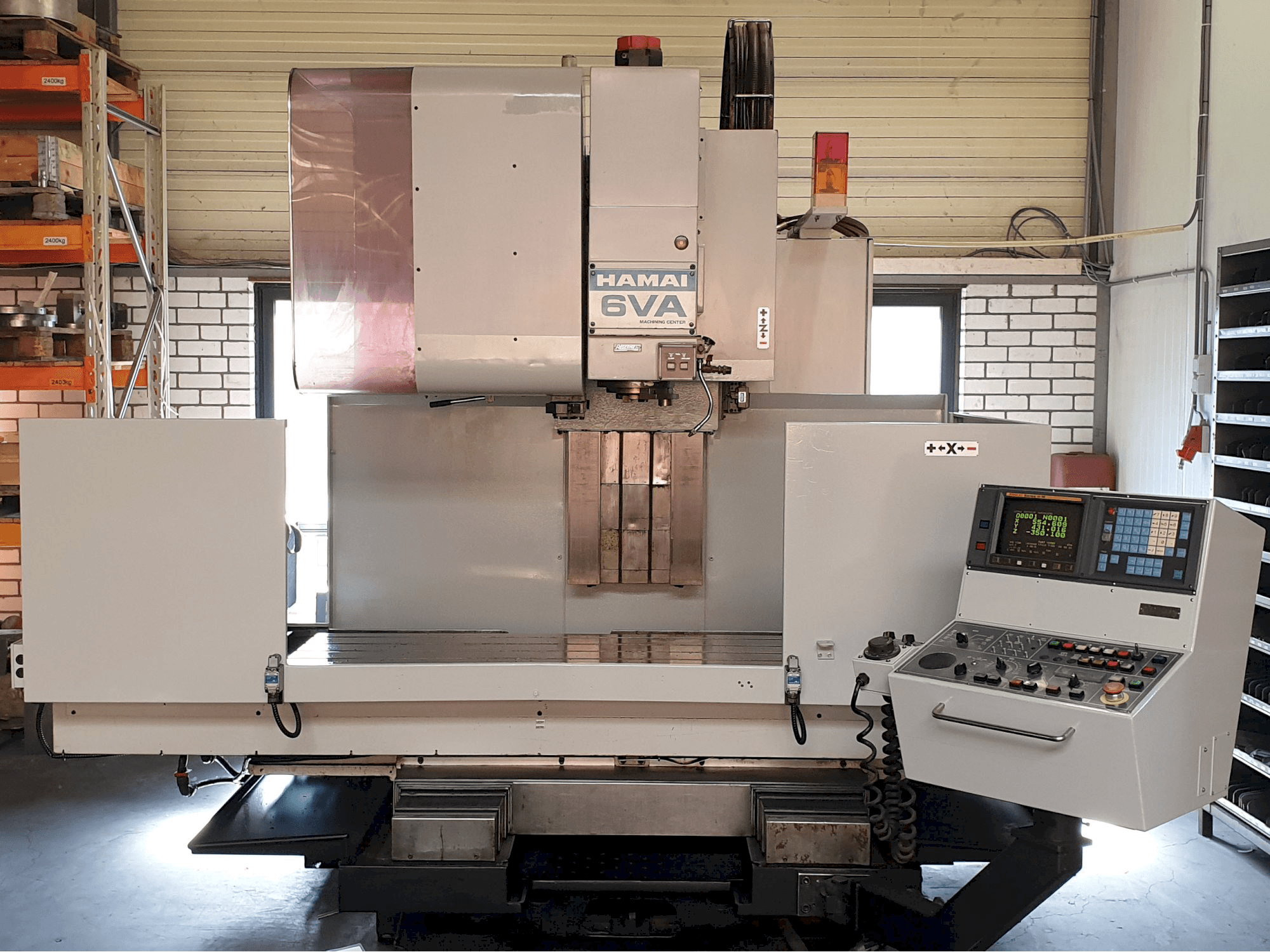 Vooraanzicht van HAMAI MC-6VA machine