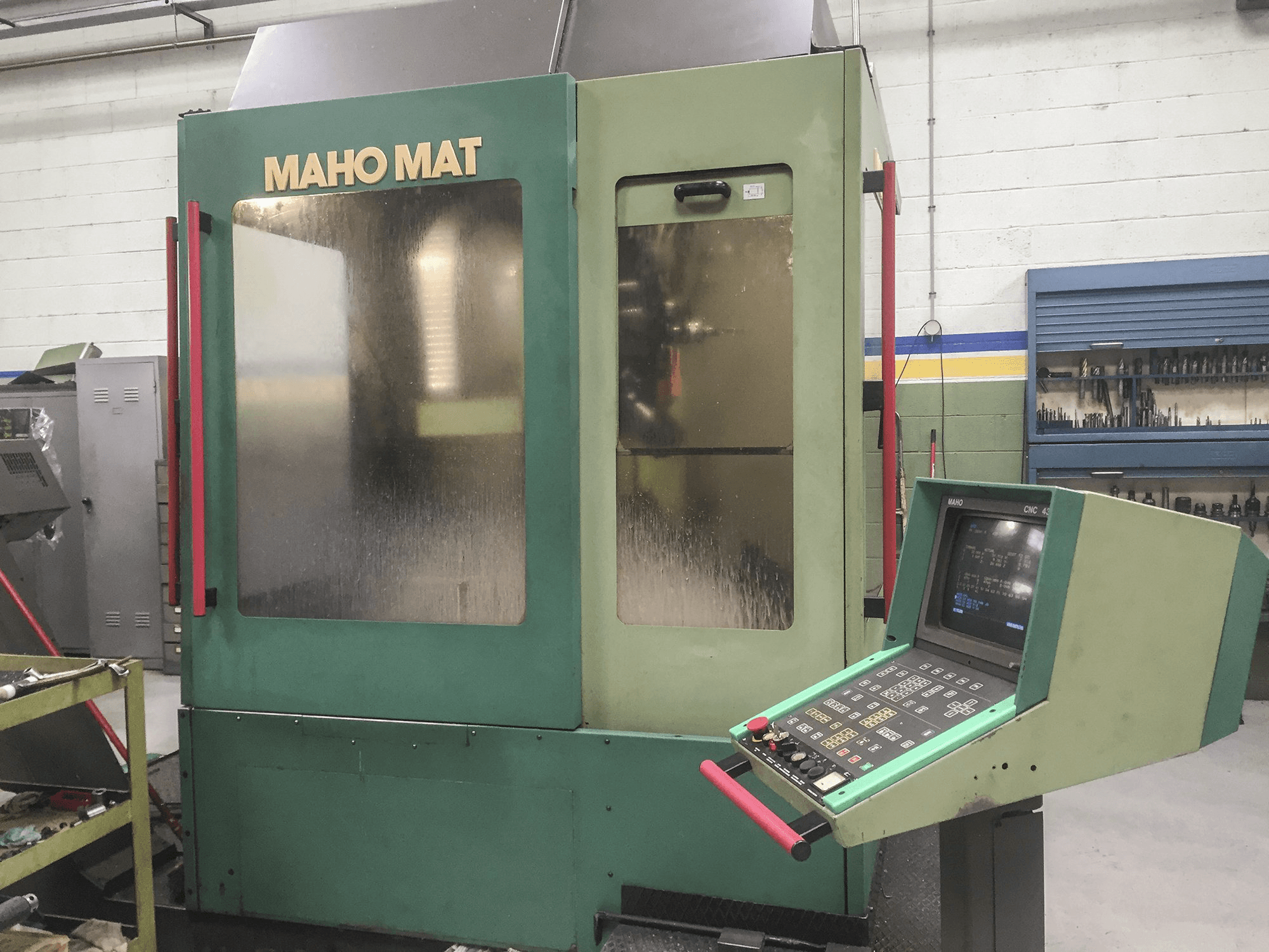 Recht aanzicht van Maho Mahomat 650 machine