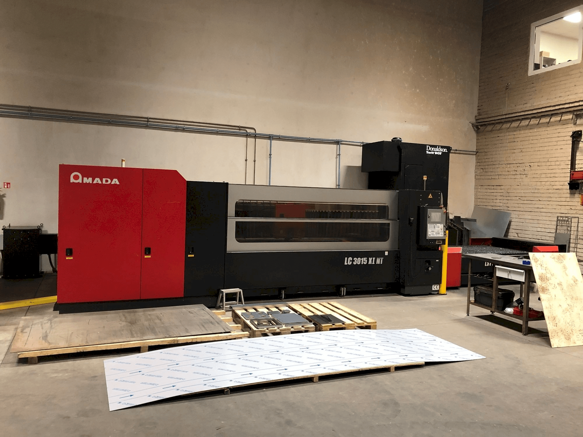 Vooraanzicht van AMADA LC-3015 X1 NT machine