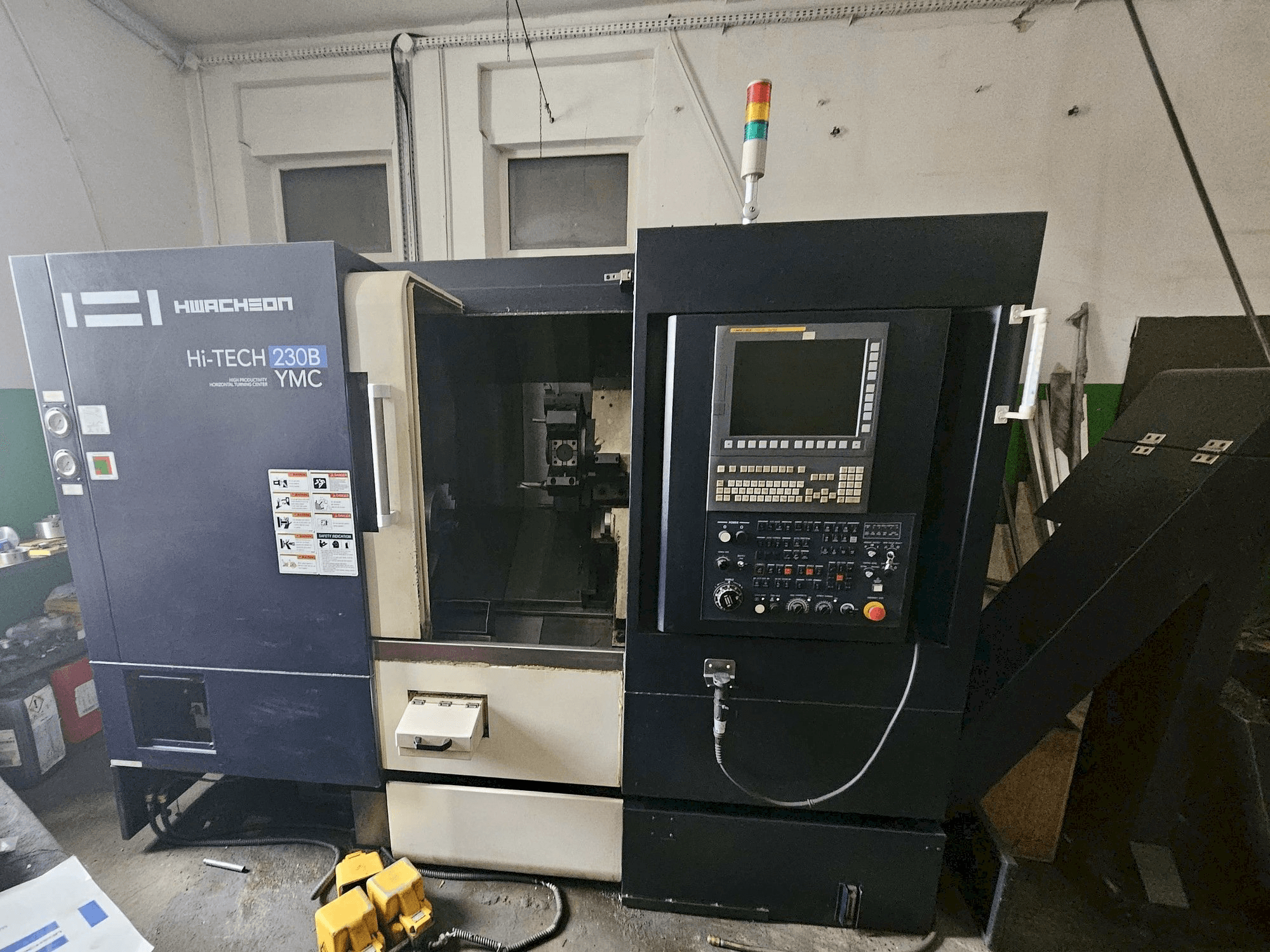 Vooraanzicht van HWACHEON HI-TECH 230B YMC machine