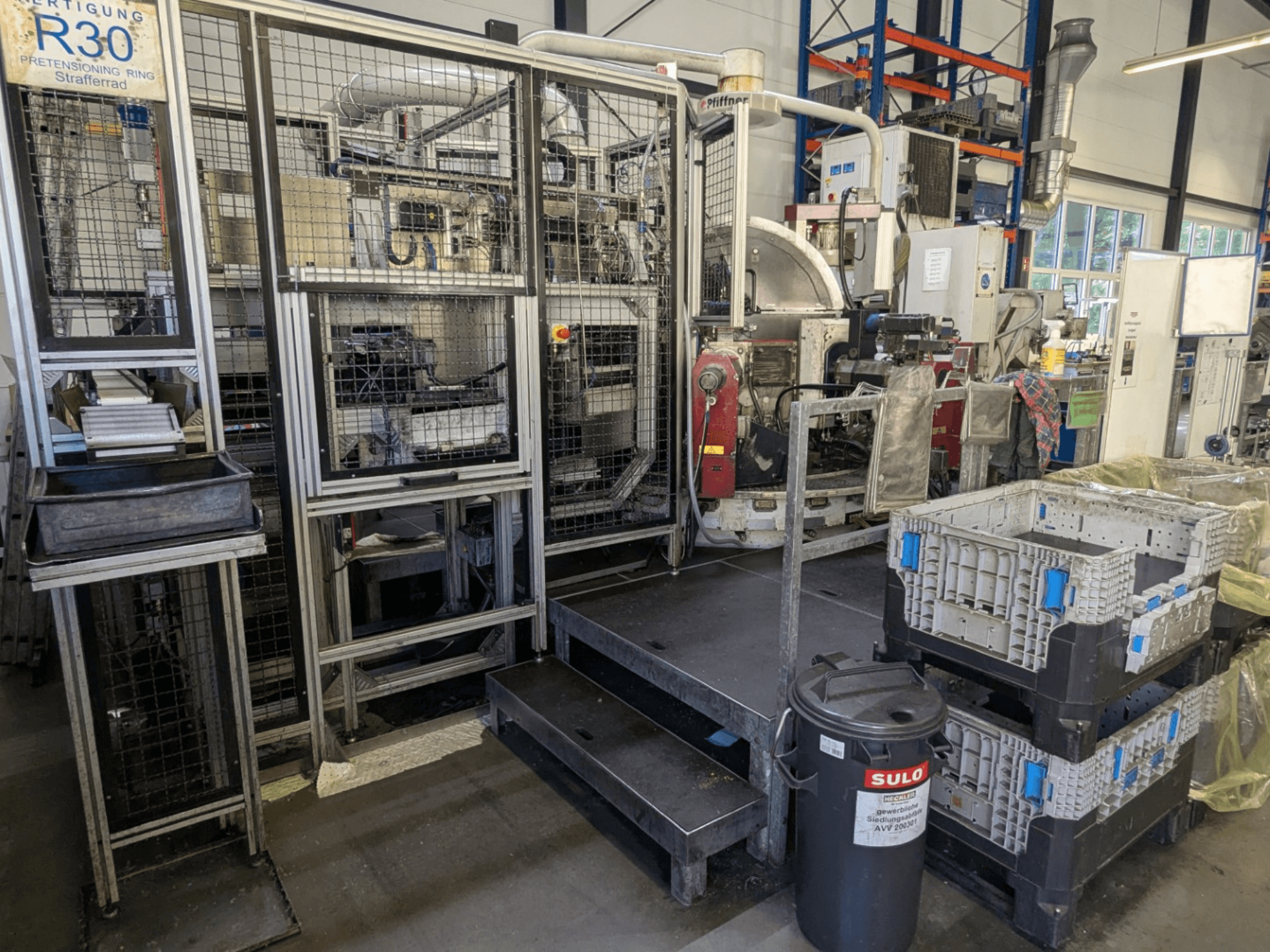 PFIFFNER HB 32/16-bewerkingsmachine in een werkplaats, vooraanzicht met productiegebied, bakken en veiligheidshekwerk.