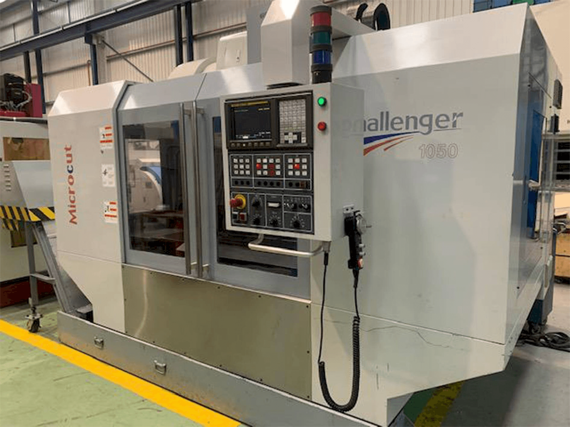 Vooraanzicht van MICROCUT Challenger 1050 machine