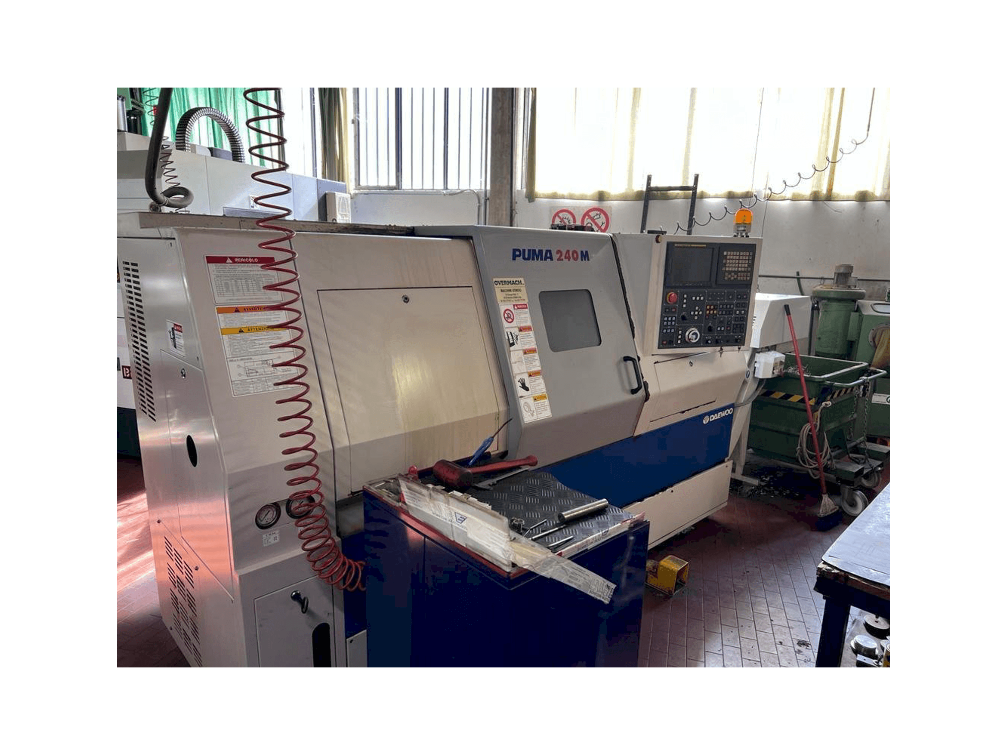 Vooraanzicht van DAEWOO Puma 240M machine