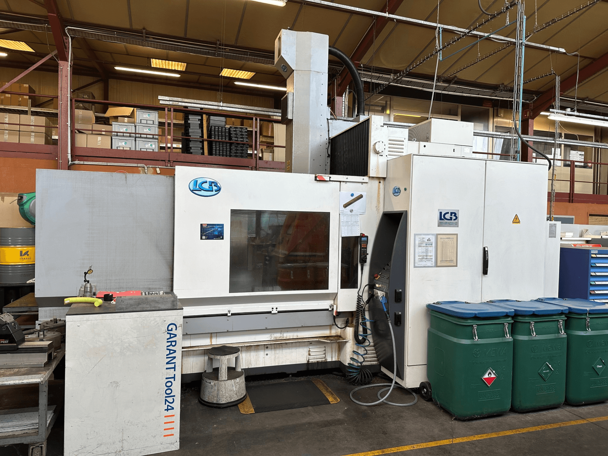 LGB CNC machine gezien vanaf de voorkant, met GARANT Tool24 werkstation en groene afvalbakken aan de zijkant.