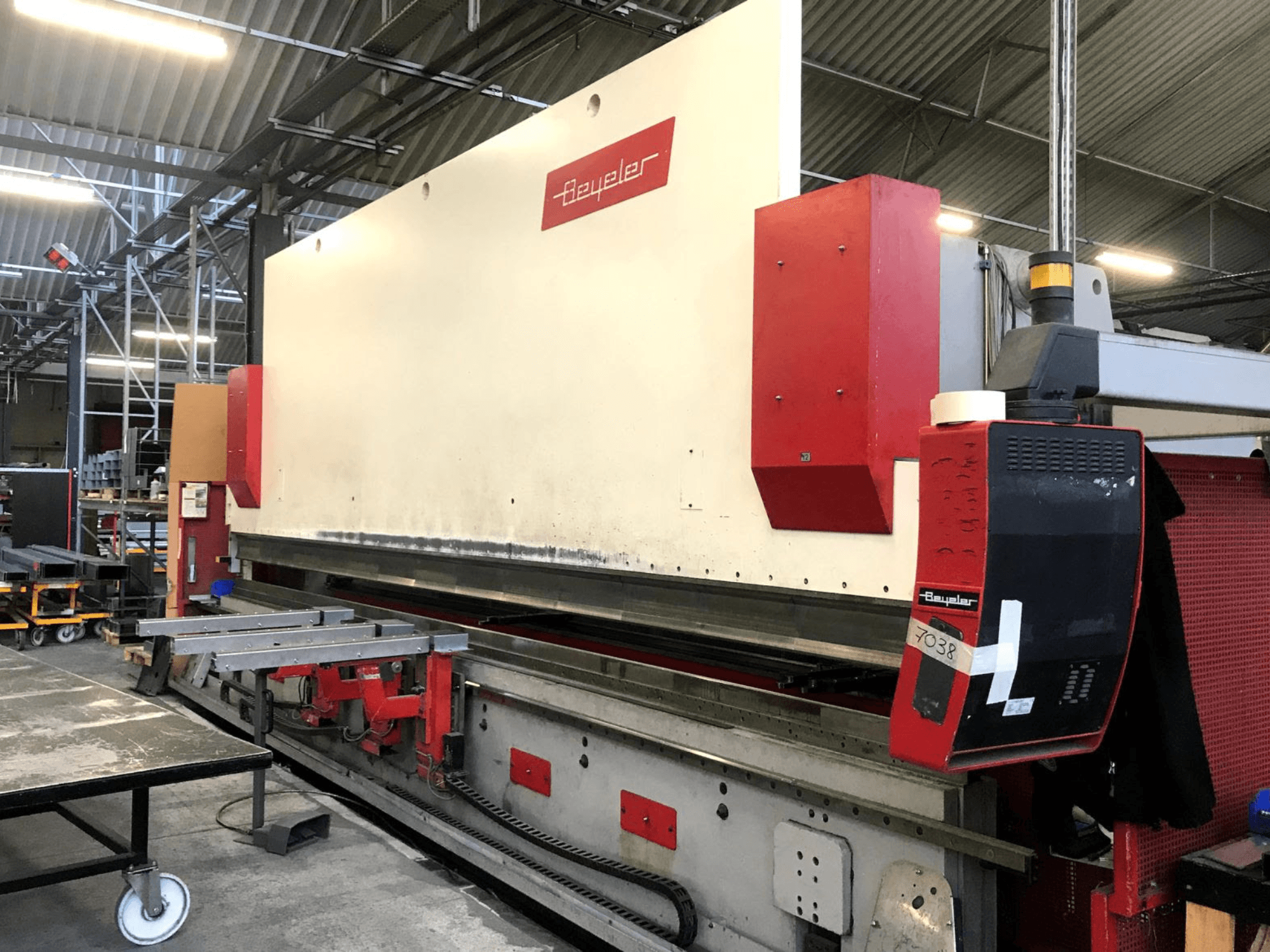 BEYELER PR-10 kantpers, vooraanzicht, met het bedieningspaneel en de metaalbewerkingstafel in een werkplaatsomgeving.