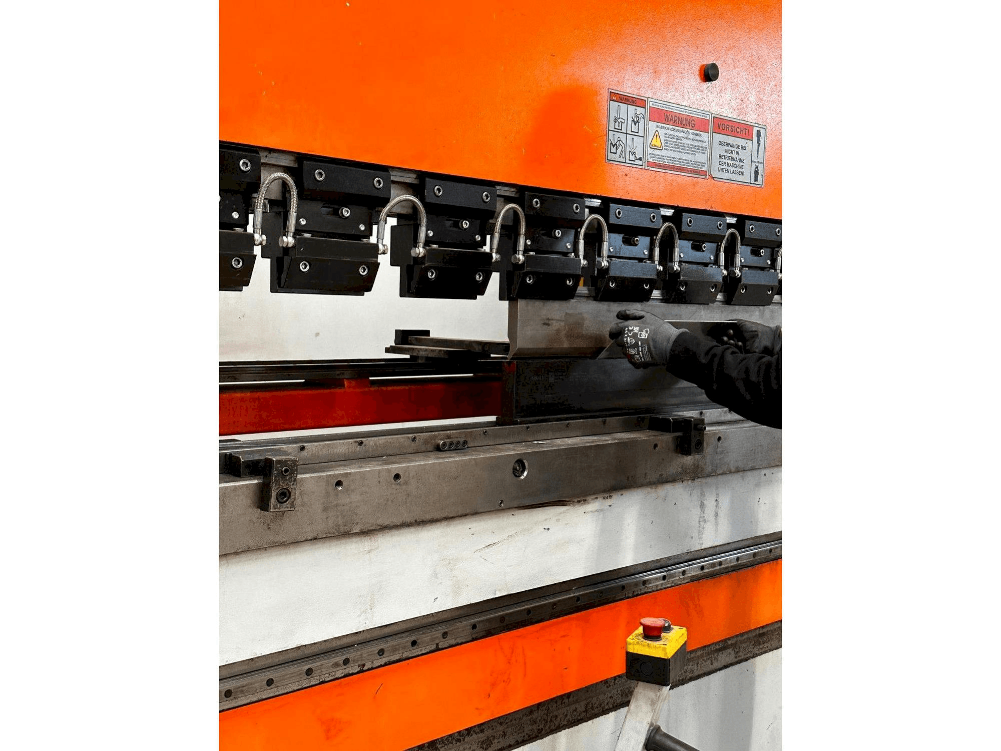 Linkerzijdeaanzicht van ERMAKSAN SPEED-BEND PRO 51000 X 400 machine