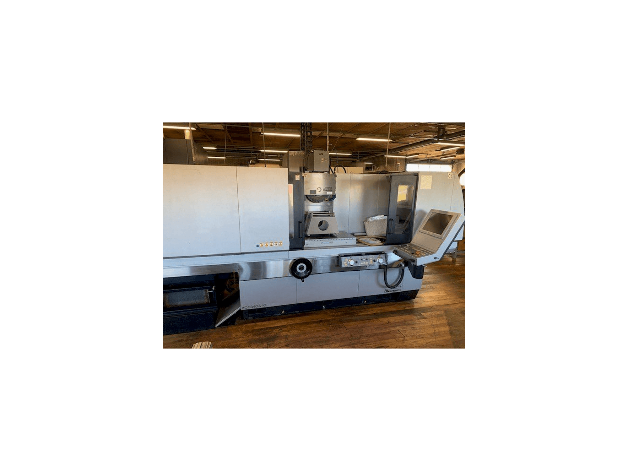Vooraanzicht van OKAMOTO ACC 84CA-iQ machine