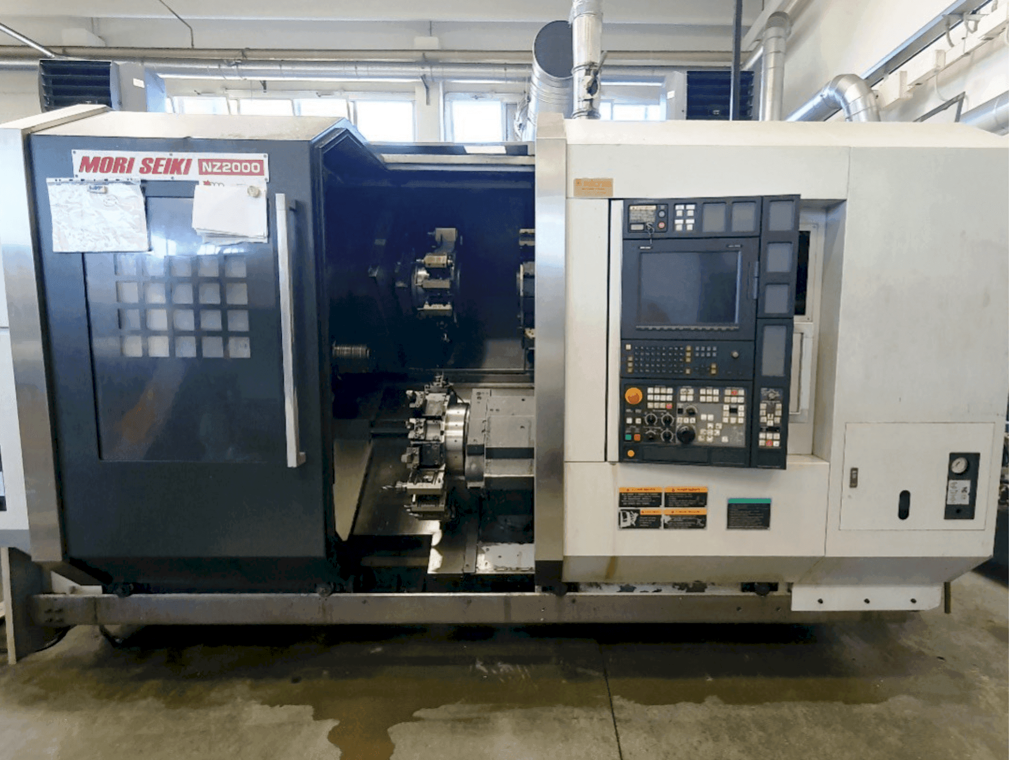 Vooraanzicht van MORI SEIKI NZ2000 T3Y3 machine