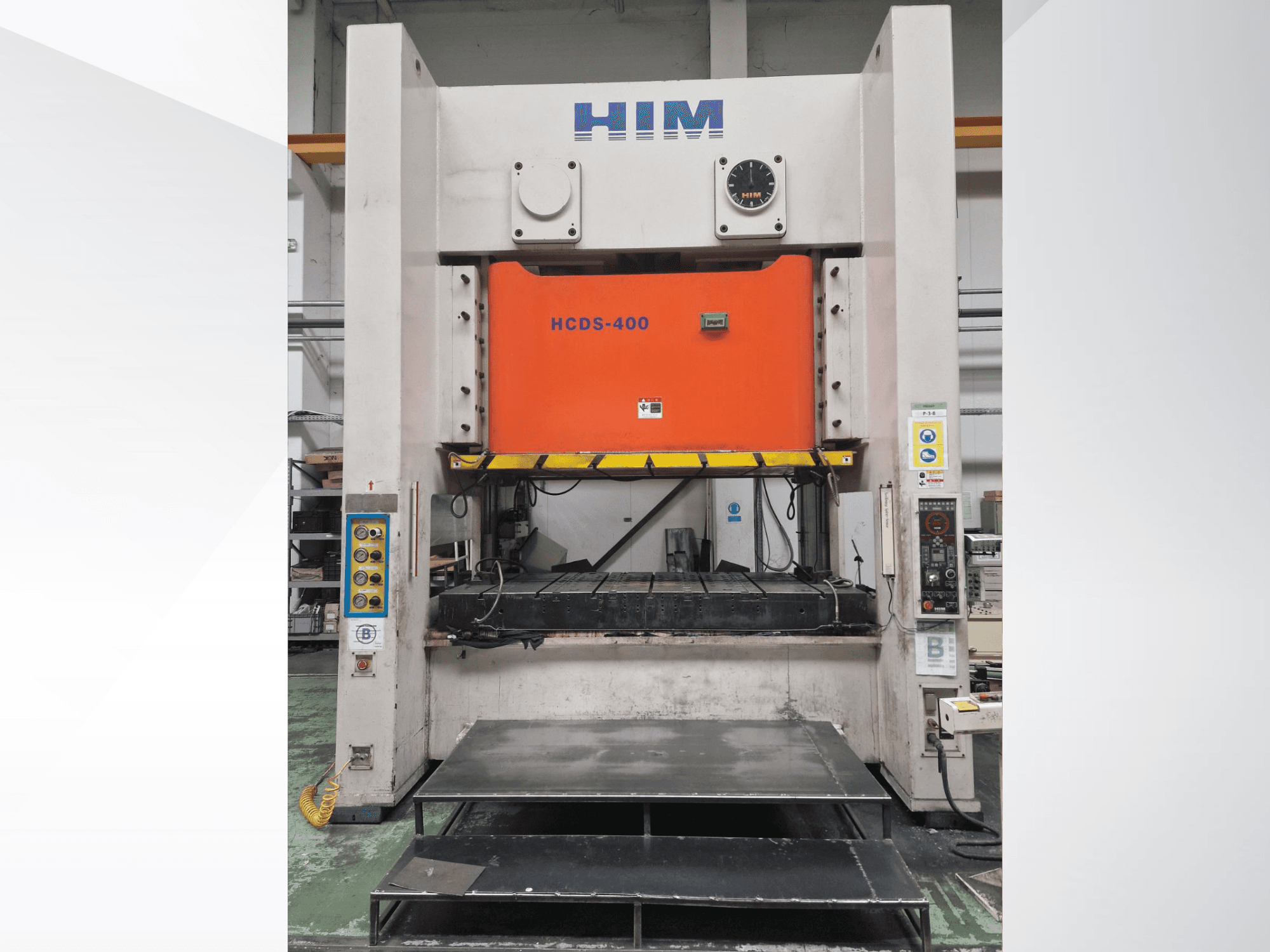 Vooraanzicht van de mechanische stanspers HIM HWAIL PRESS HCDS-400 met een oranje stansplaat en bedieningspaneel.