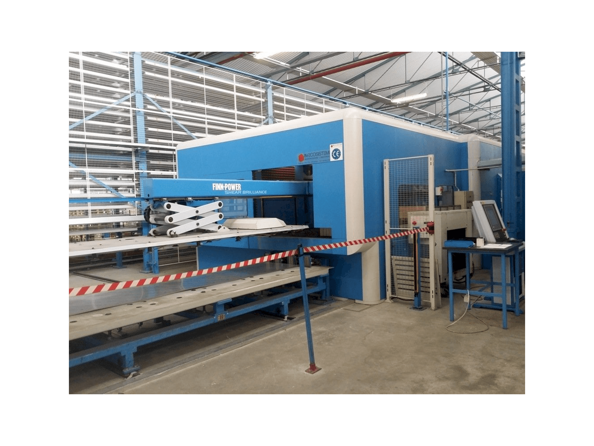 Vooraanzicht van Finn-Power SB8 machine