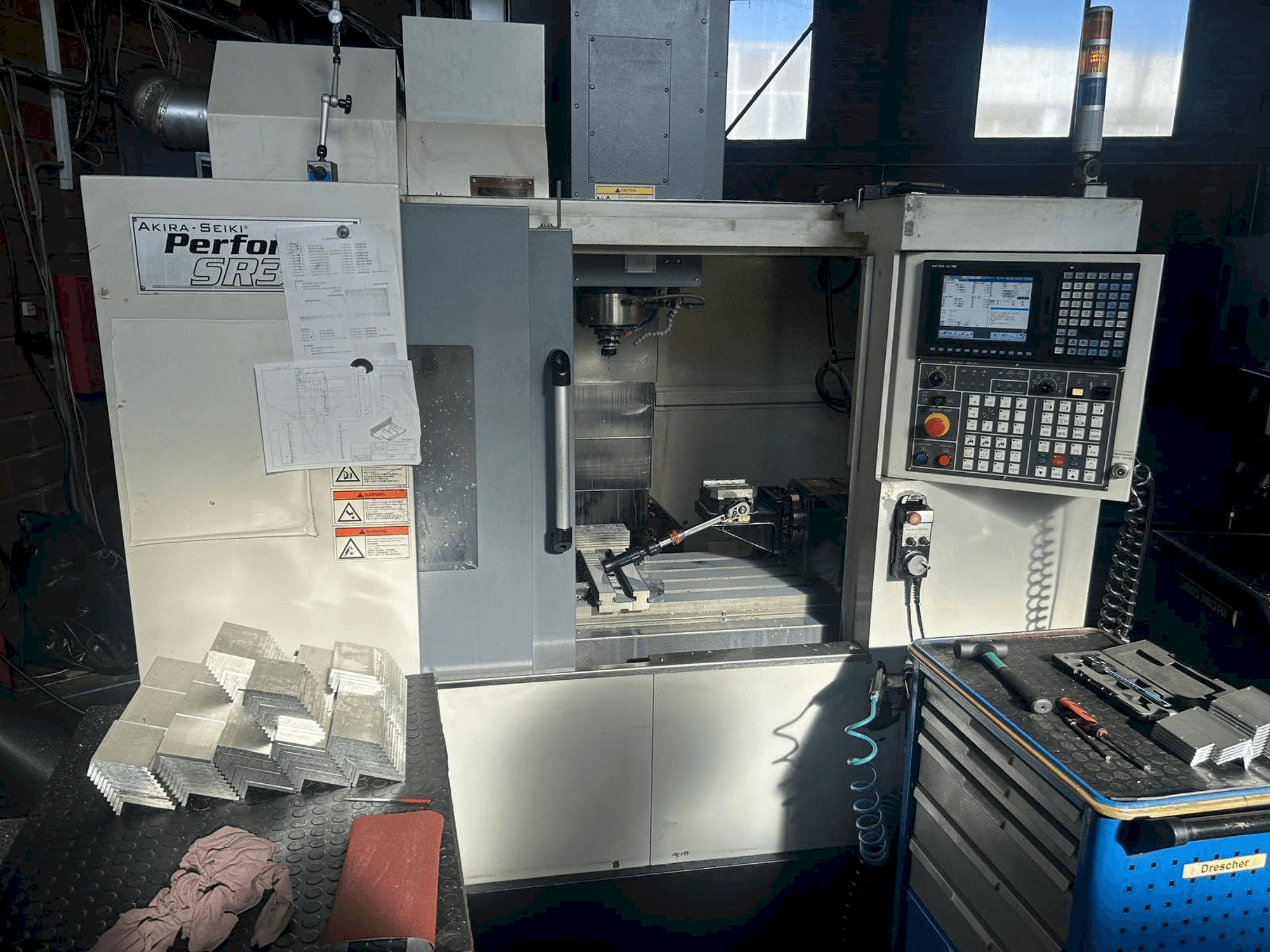 Vooraanzicht van Akira Seiki SR3AXP machine