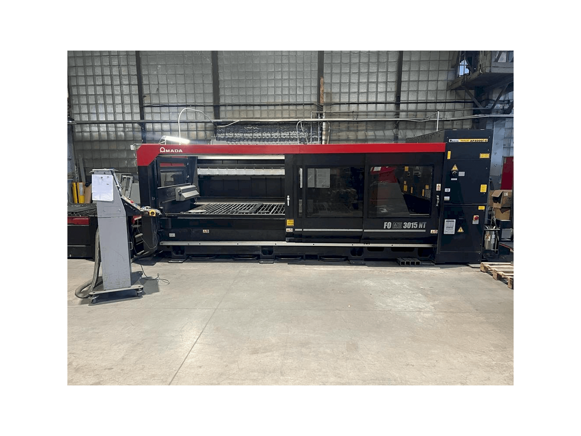 Vooraanzicht van AMADA F0 MII 3015 NT machine
