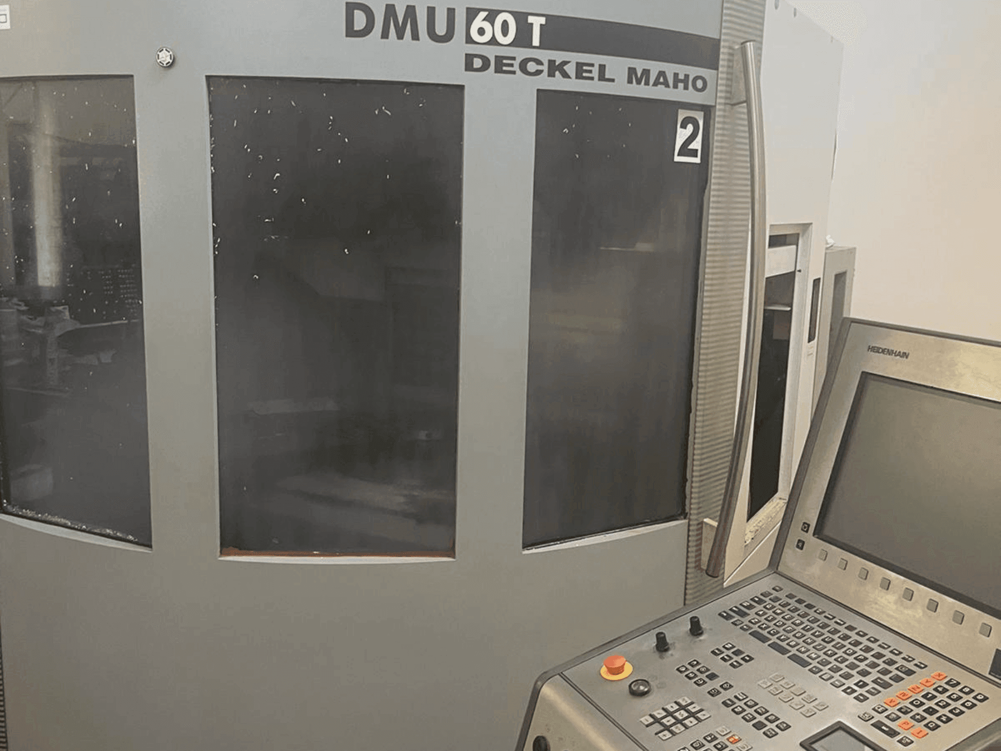 Vooraanzicht van DMG DECKEL MAHO DMU 60T machine