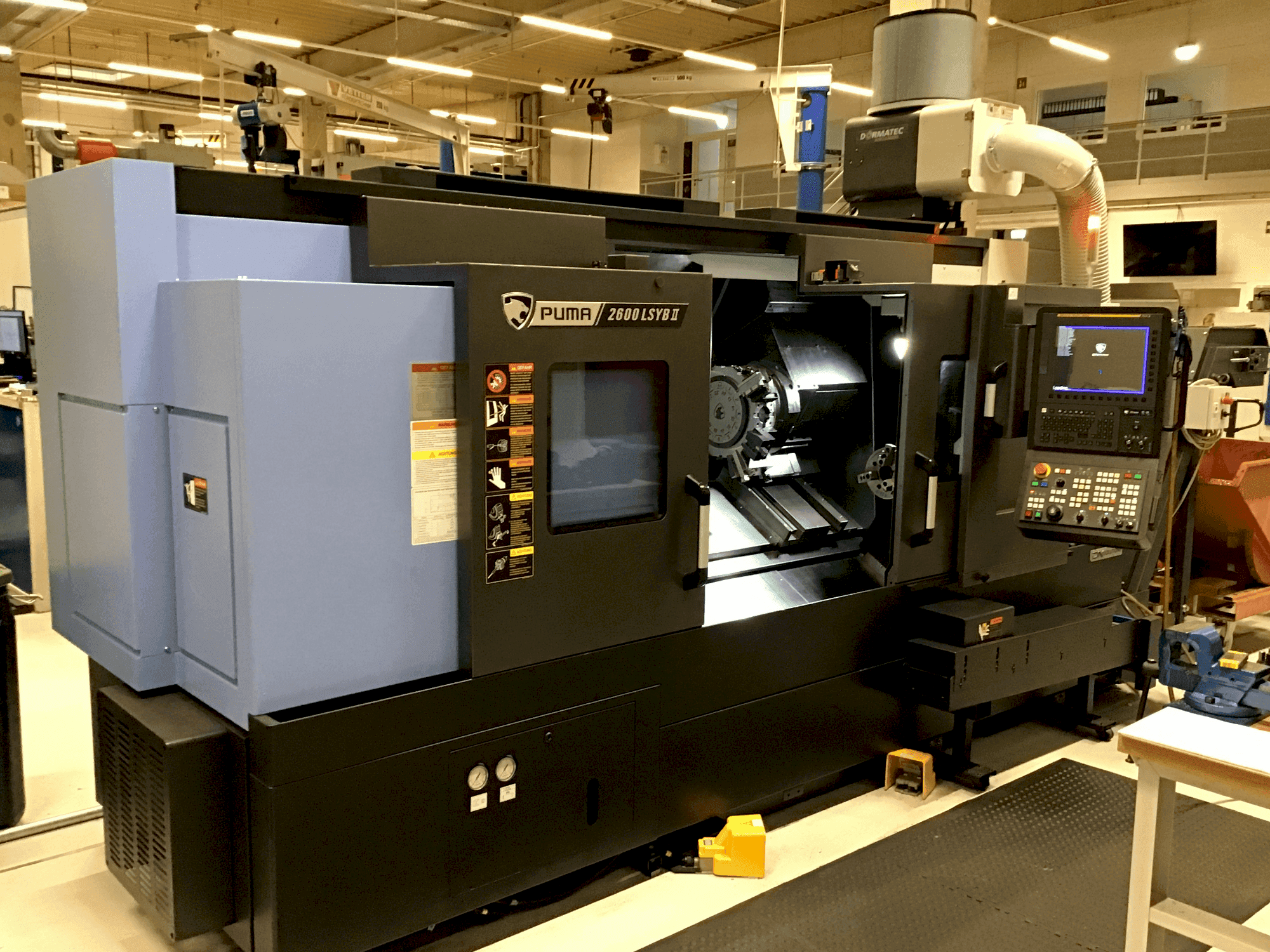 Vooraanzicht van DN SOLUTIONS Puma 2600 LSYB II machine