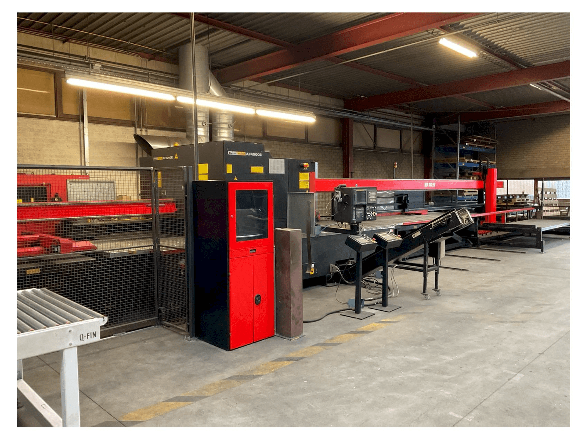 Vooraanzicht van AMADA LC-2415 alpha III machine