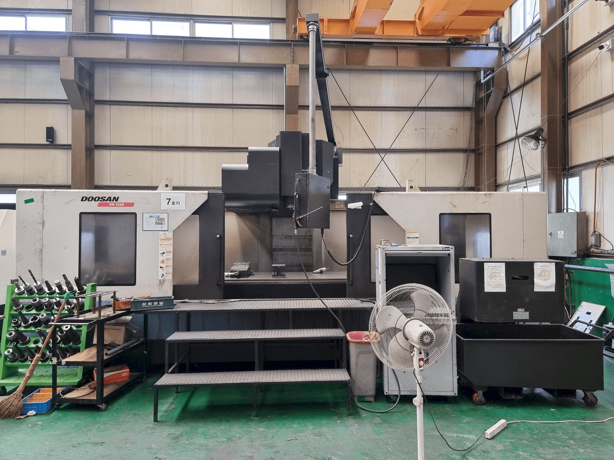 Vooraanzicht van Doosan VM1260 machine