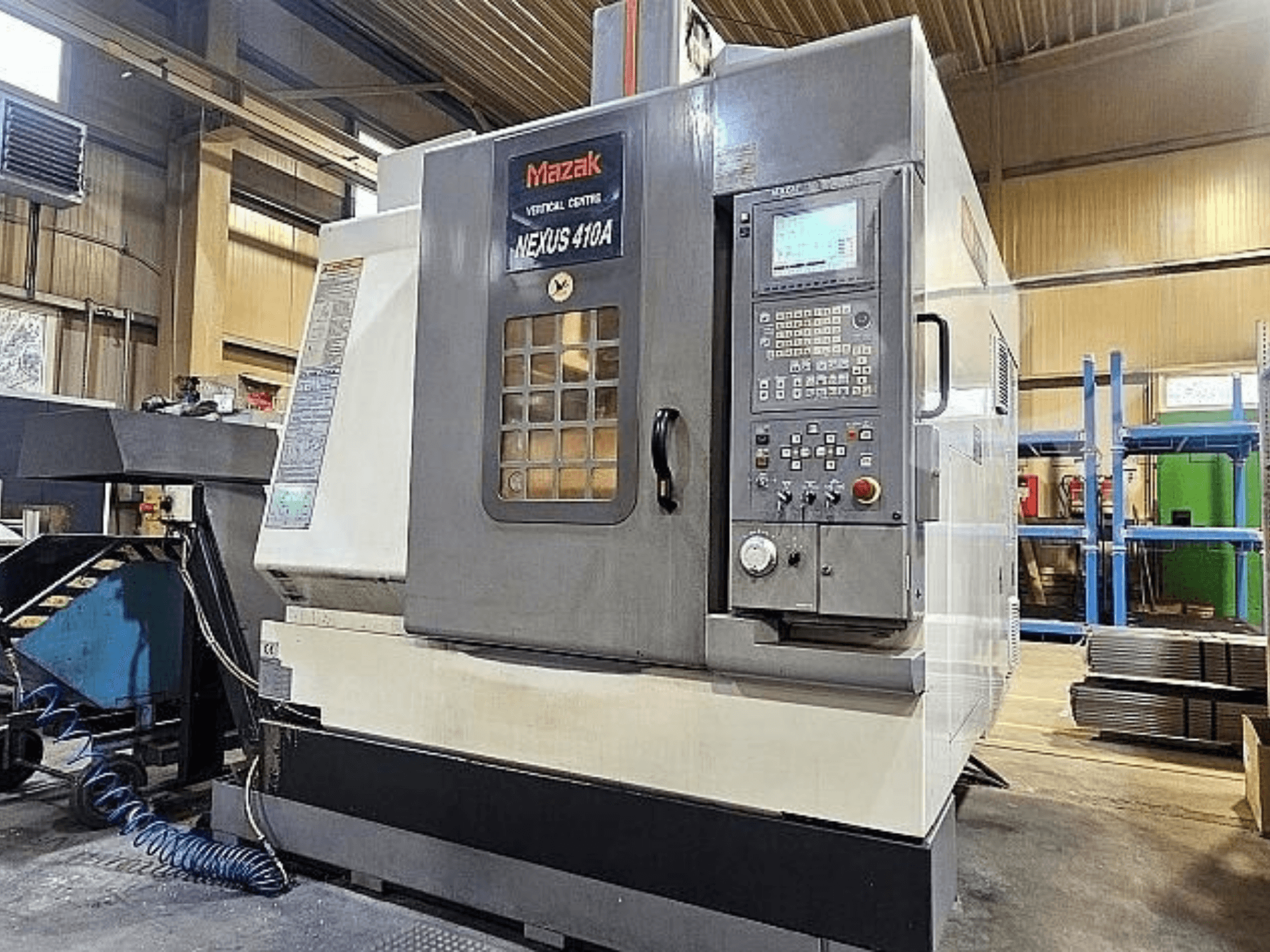 Mazak VCN-410A verticaal bewerkingscentrum, zijaanzicht met bedieningspaneel, gereedschapshouder en bedieningselementen.