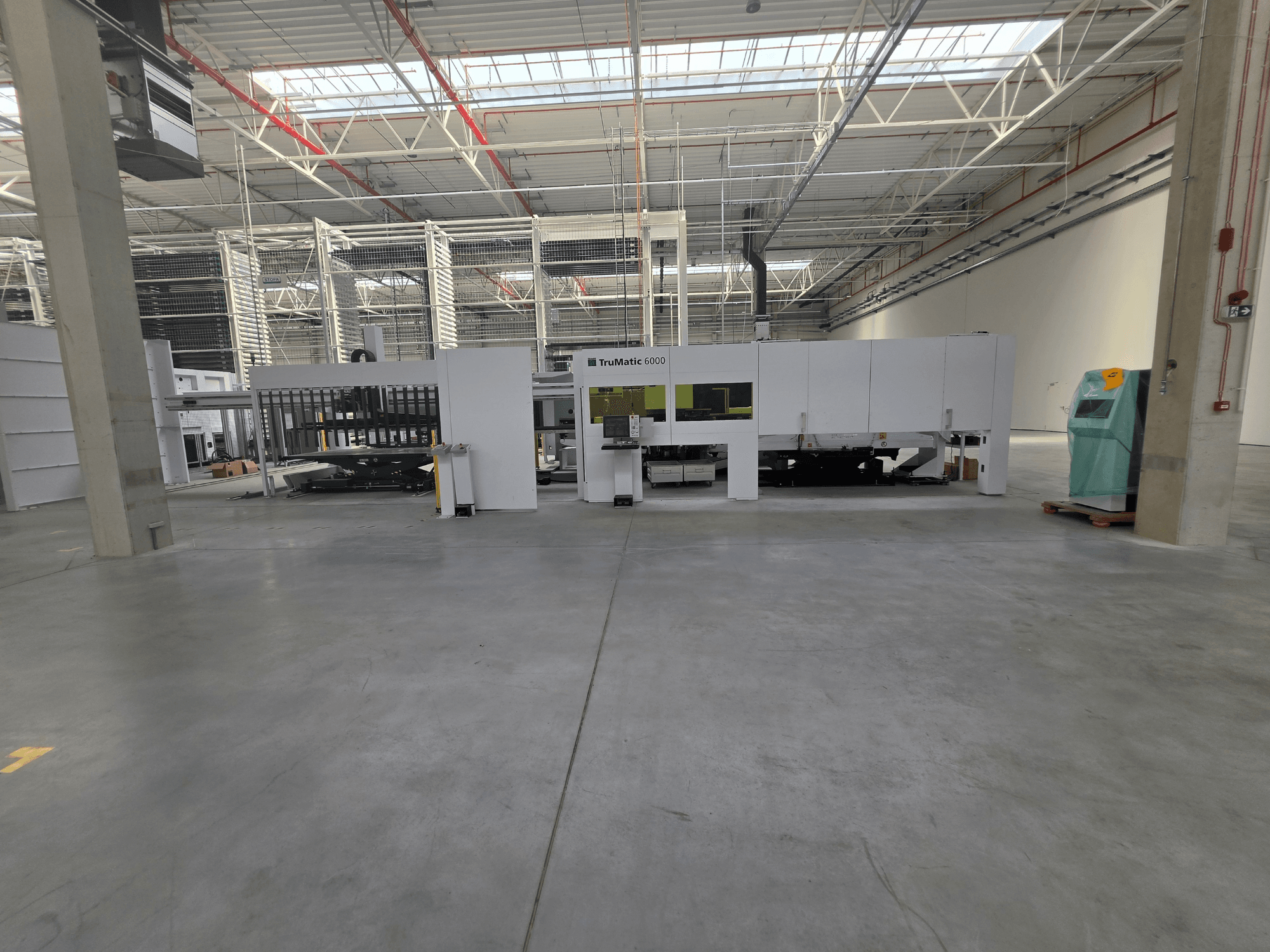 TRUMPF TruMatic 6000-1600 combinatie-machine met fiber-pons- en laserfunctie in een ruime loods, gezien vanaf de voorkant.
