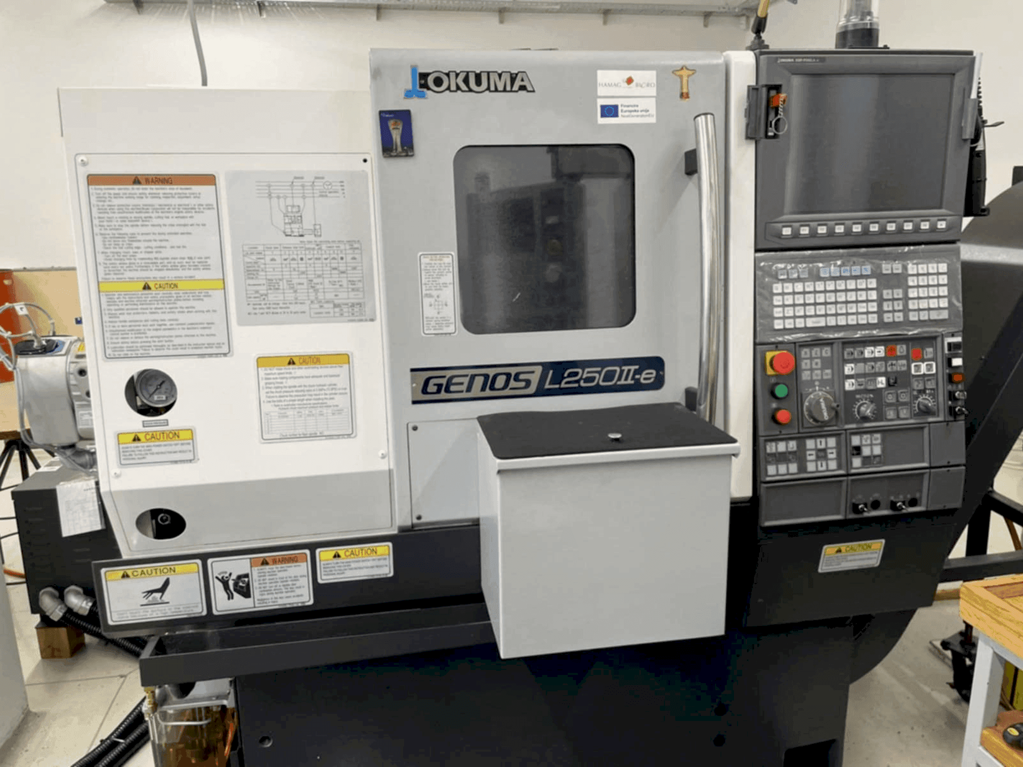Vooraanzicht van Okuma GENOS L250IIe machine