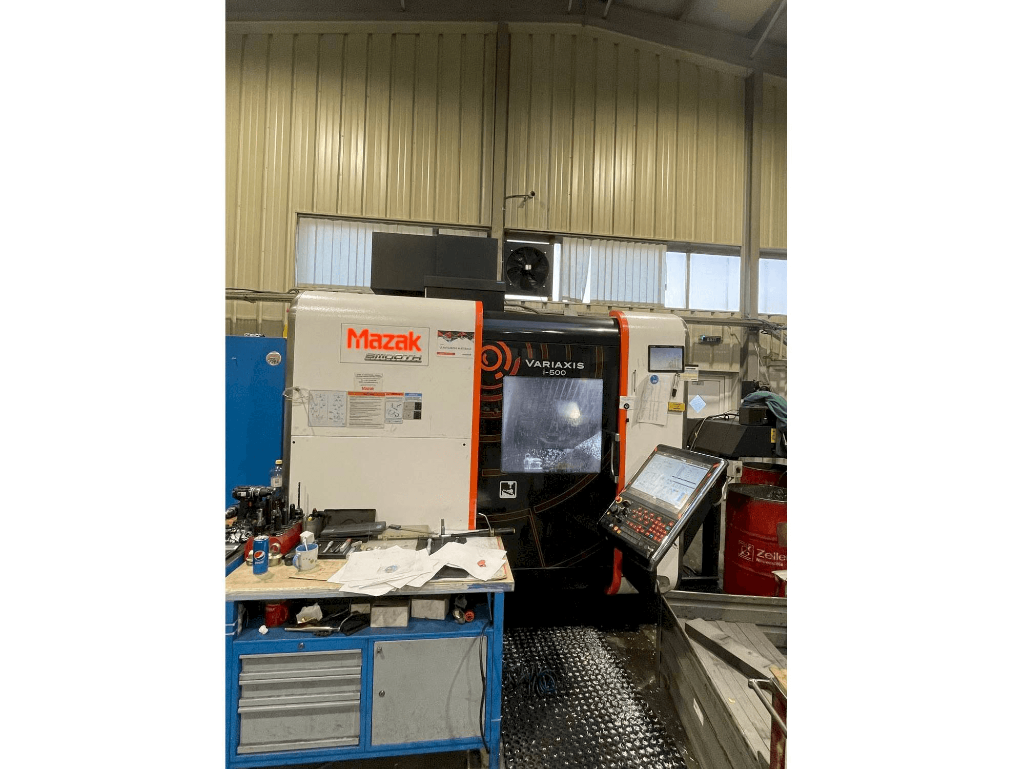 Vooraanzicht van Mazak Variaxis i-500 machine