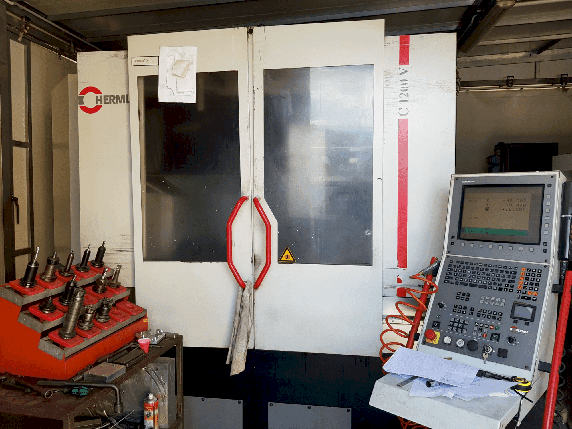 Vooraanzicht van HERMLE C 1200 V machine