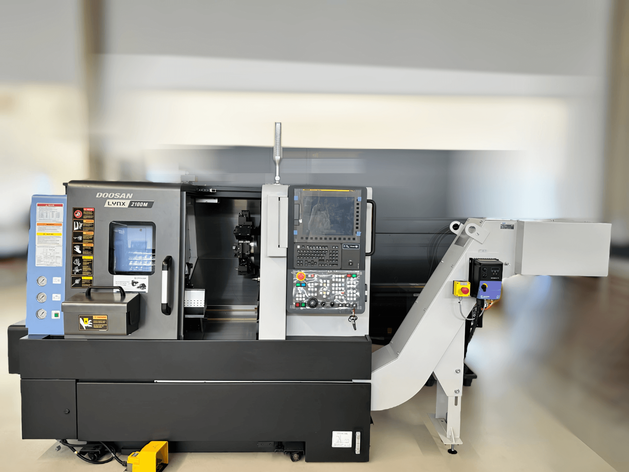 Vooraanzicht van DN SOLUTIONS LYNX 2100MB horizontale draaimachine, met het bedieningspaneel en details van het werkgebied.