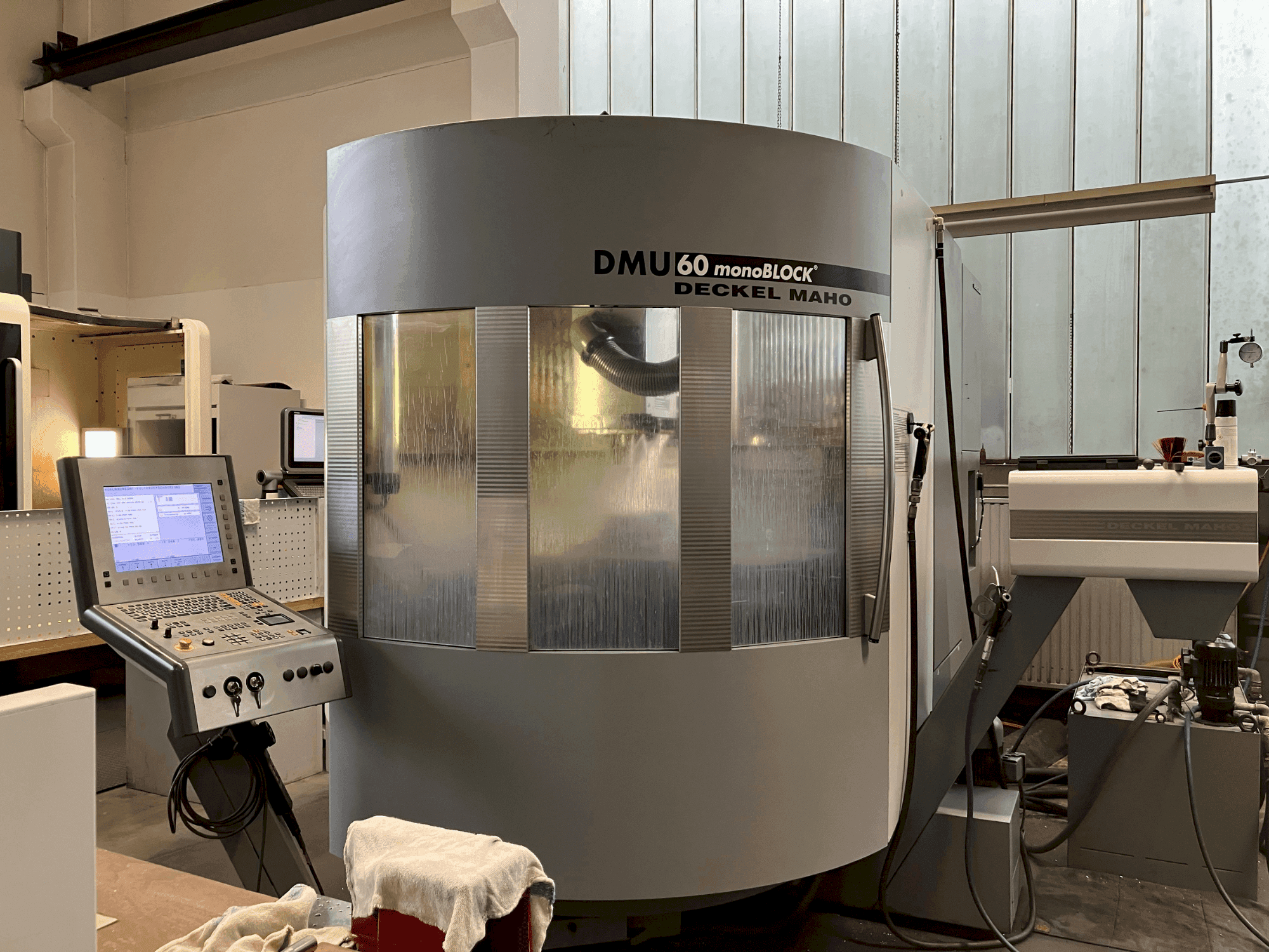 Vooraanzicht van DMG DMU 60 monoBlock machine