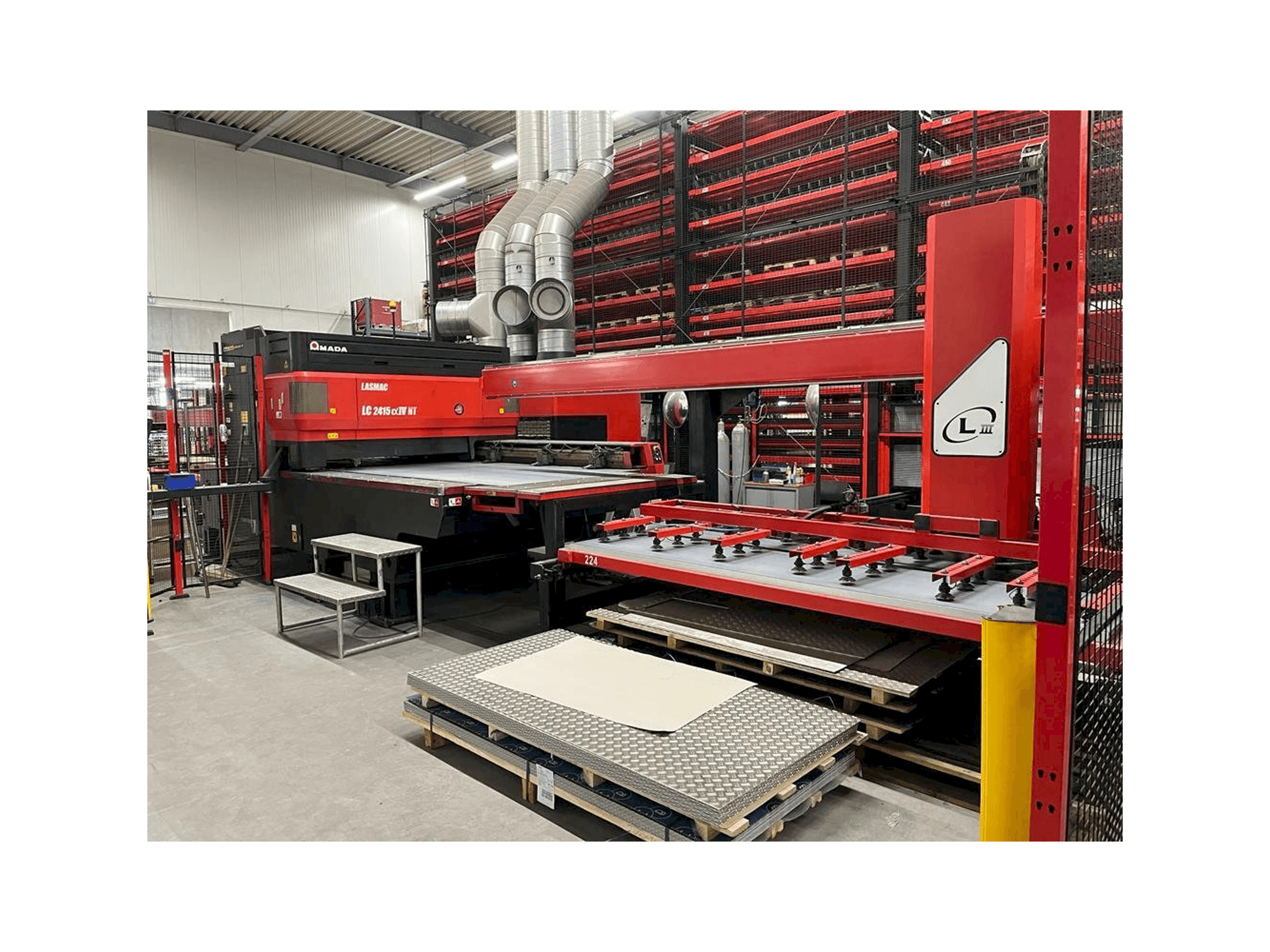 Vooraanzicht van AMADA LC2415 a IV NT machine