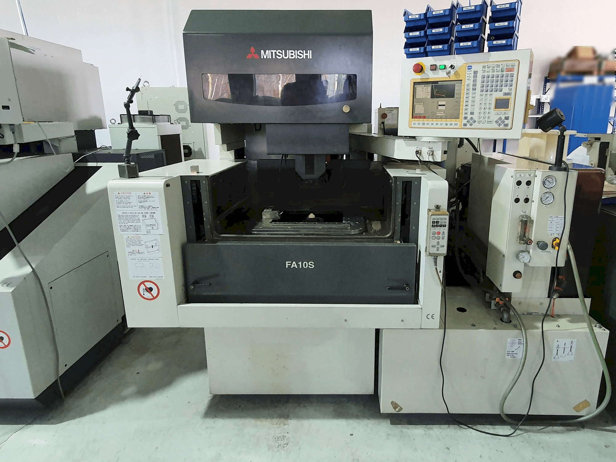 Vooraanzicht van Mitsubishi FA10SM machine