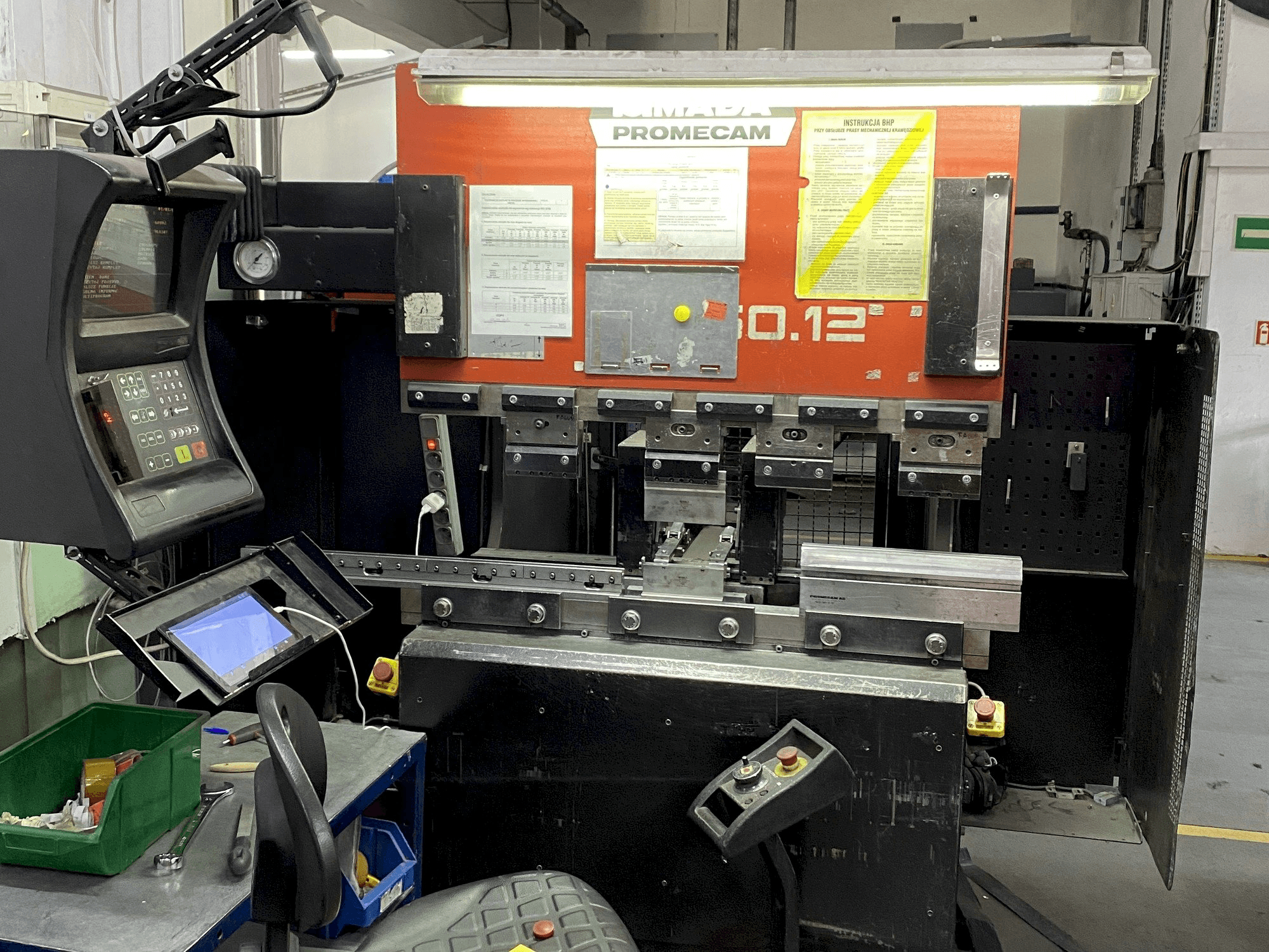 Vooraanzicht van AMADA ITPS2 50-12 machine