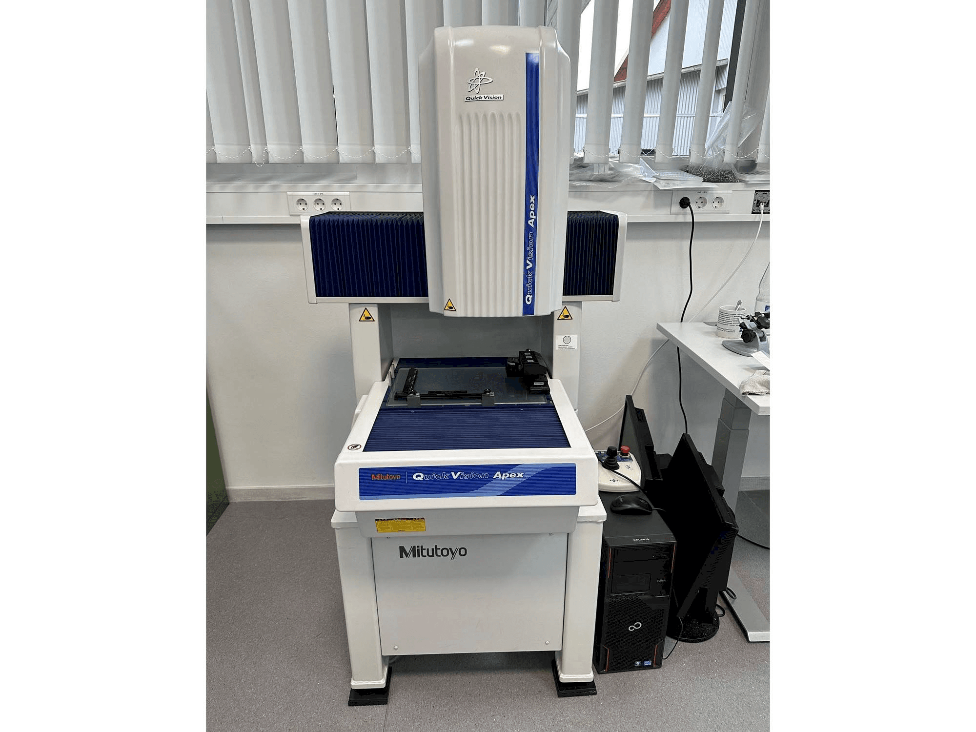 Vooraanzicht van Mitutoyo Quick Vision Apex machine