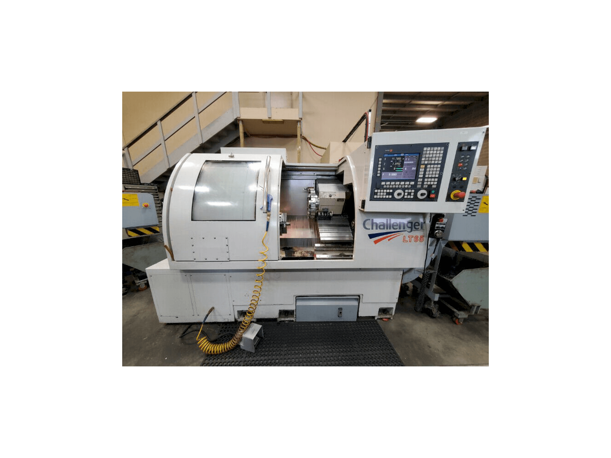 Vooraanzicht van Modern LT-65 machine