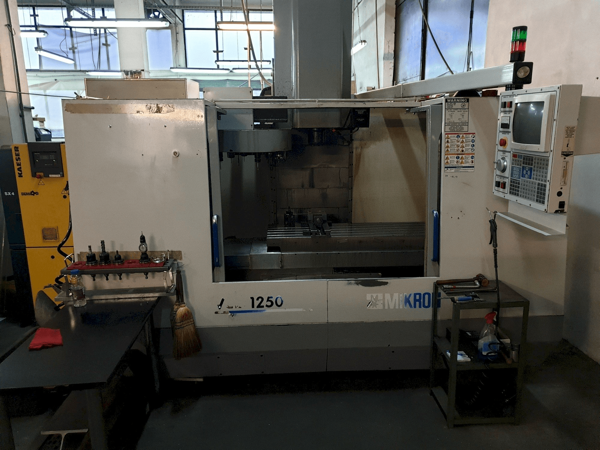 Vooraanzicht van MIKRON-HAAS VCE 1250 machine