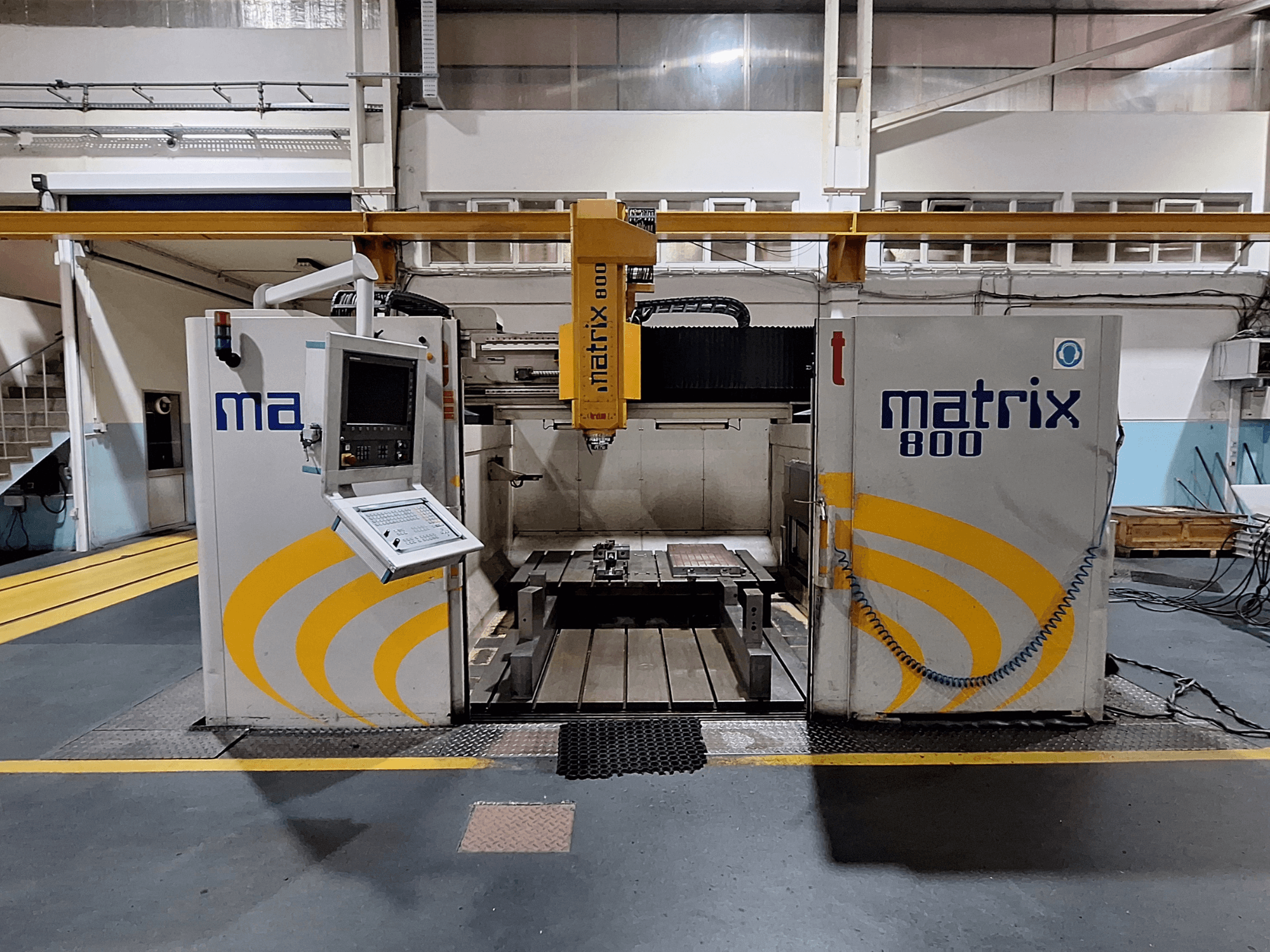 Portaalfreesmachine Breton Matrix WM 800 K25 in een werkplaats, met het bedieningspaneel en de werktafel in vooraanzicht.