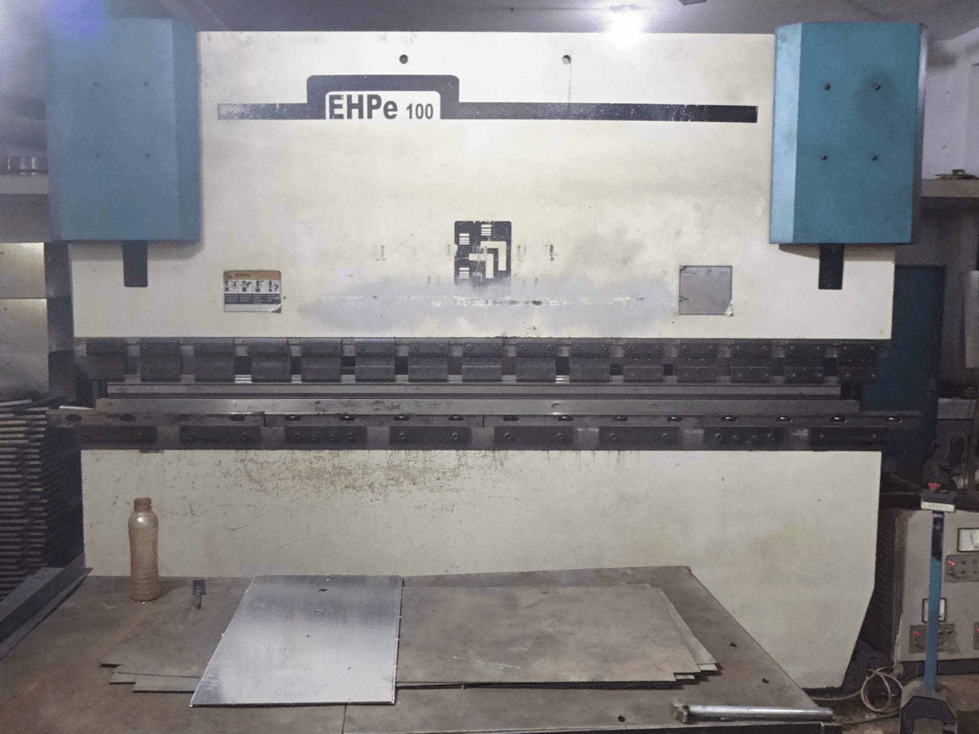 Vooraanzicht van Hindustan Hydraulics EHP E 100 machine