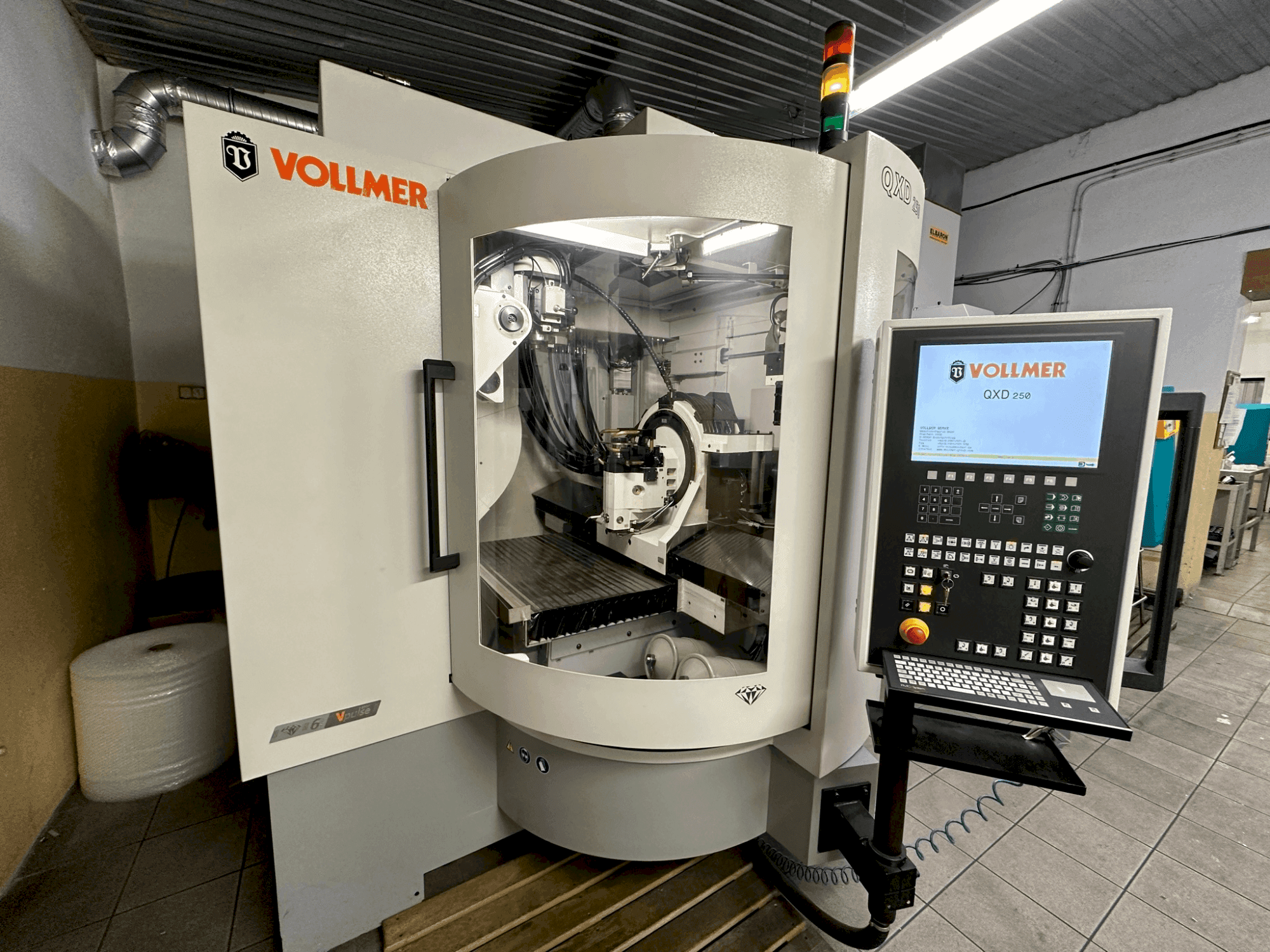 Vooraanzicht van VOLLMER QXD 250 machine