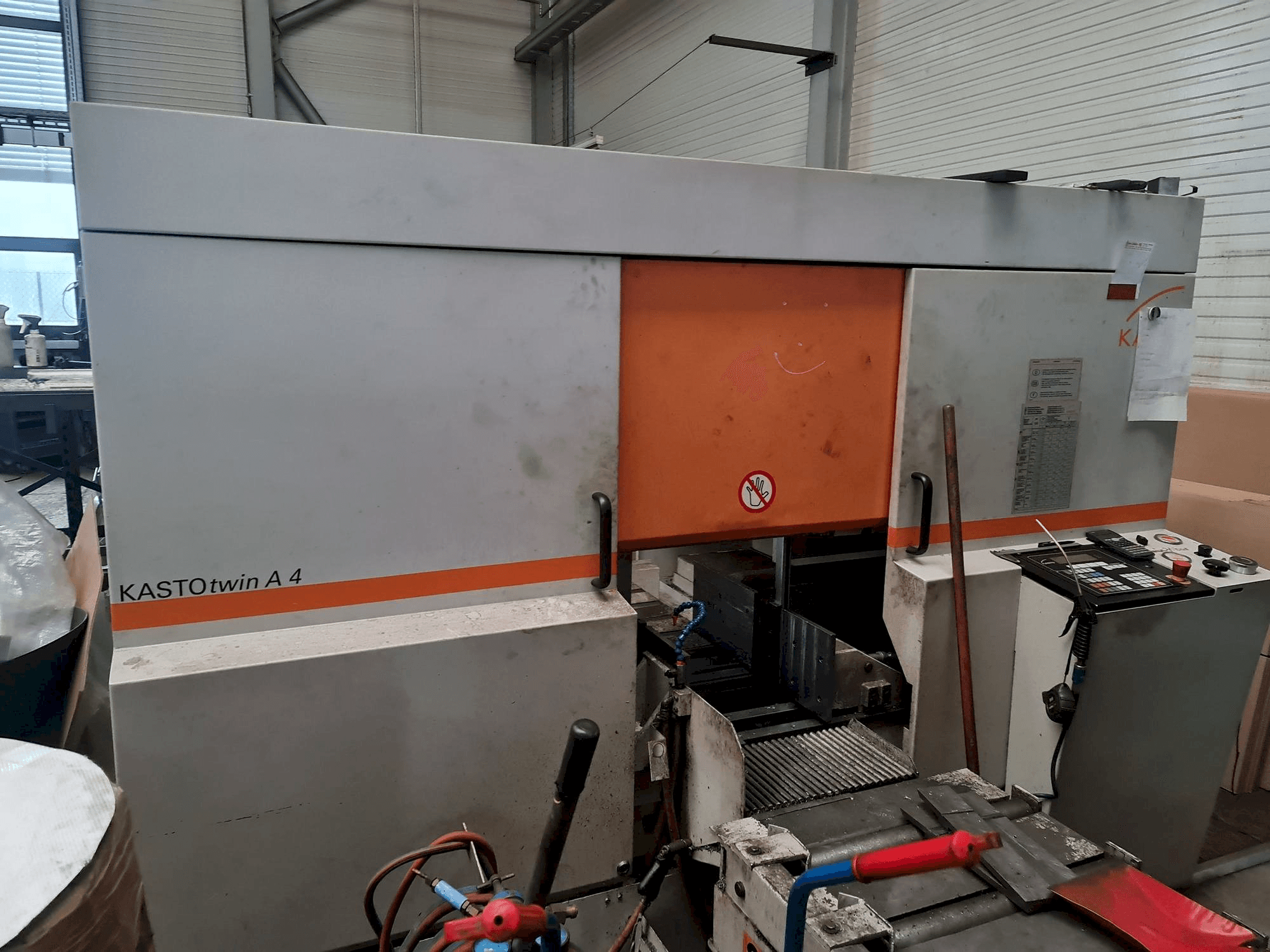 Vooraanzicht van KASTO twin A4 machine