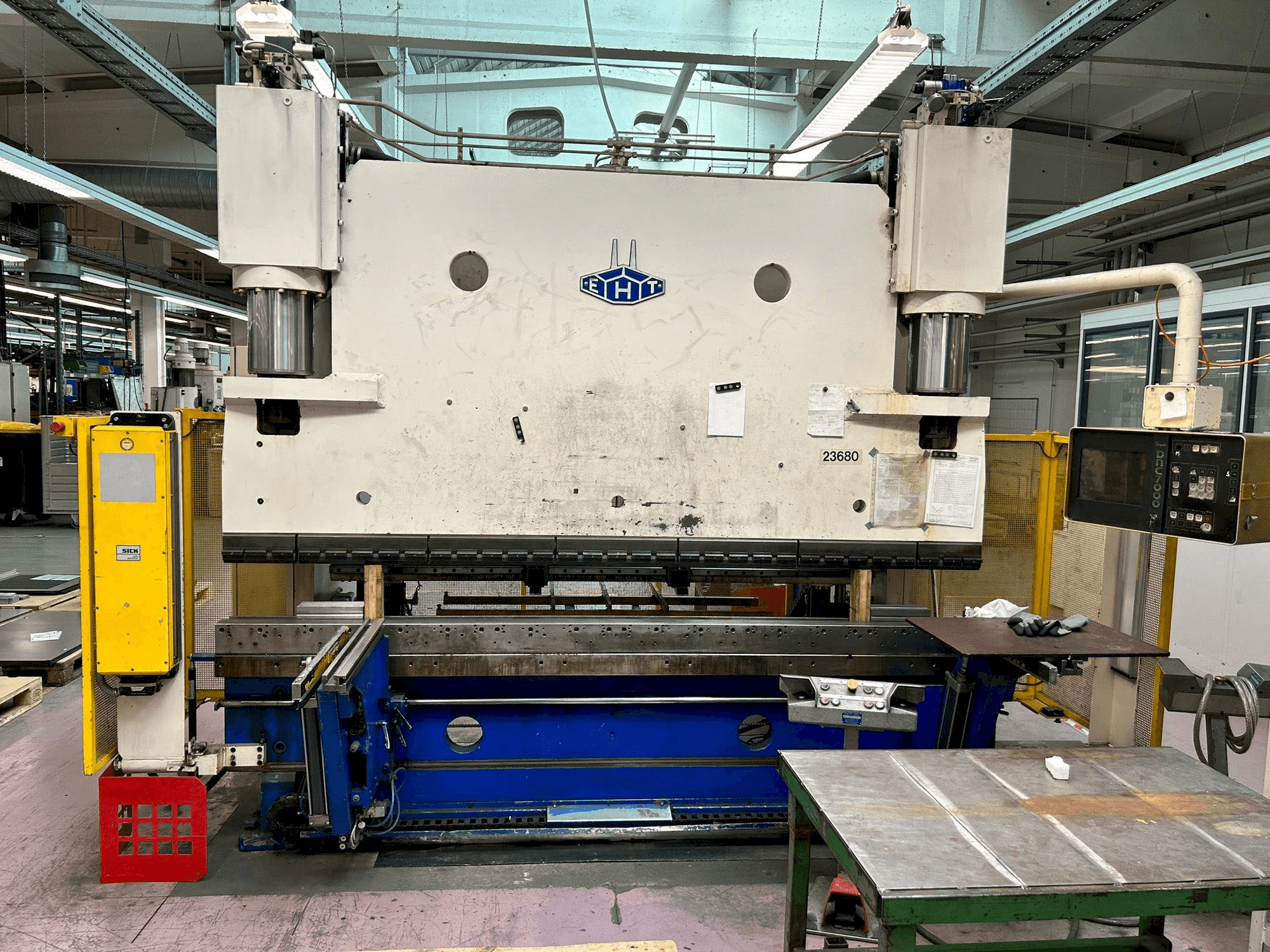 Vooraanzicht van EHT EHPS 25-30 machine