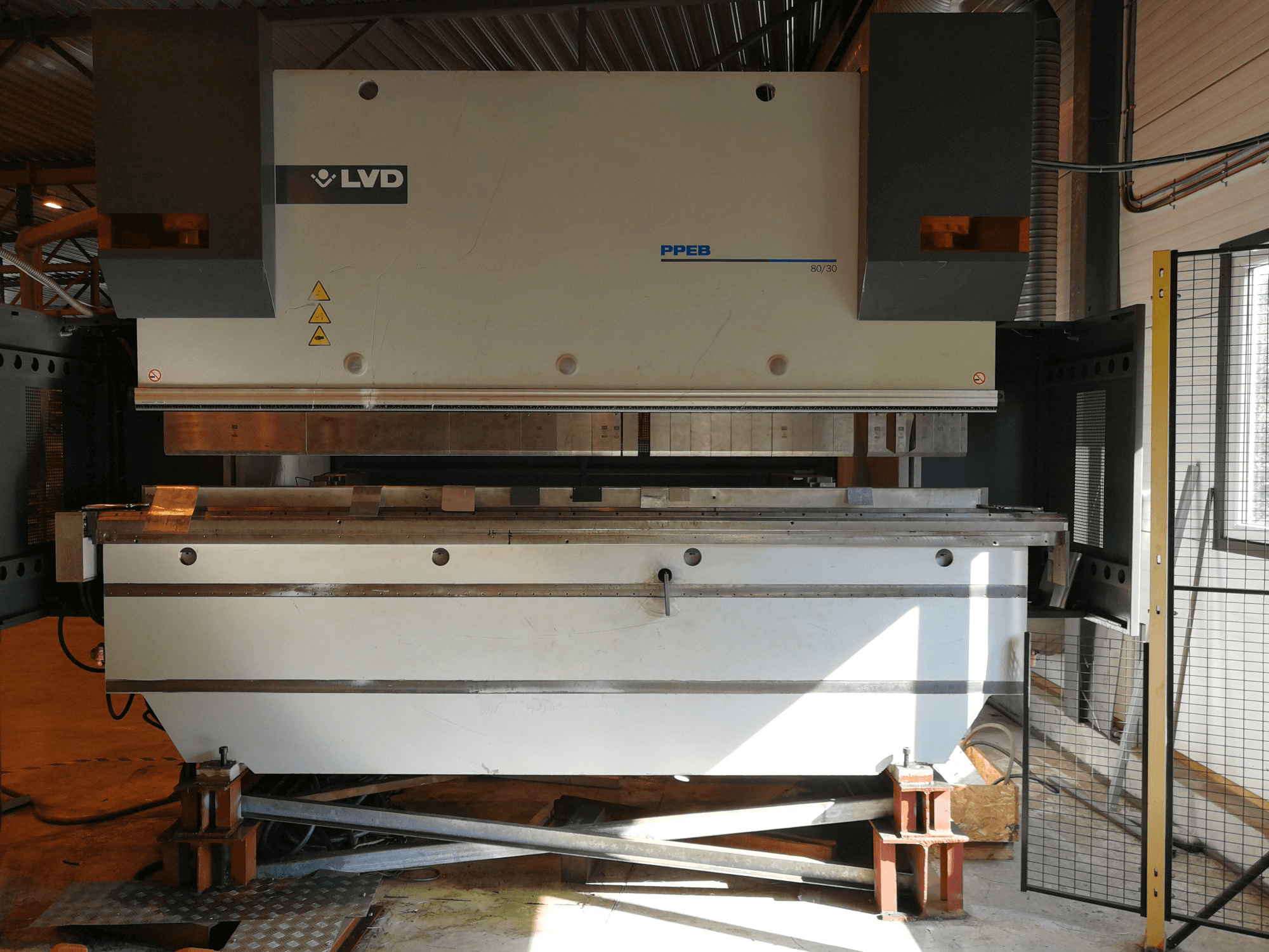 Vooraanzicht van LVD PPEB-8 80/3050 machine