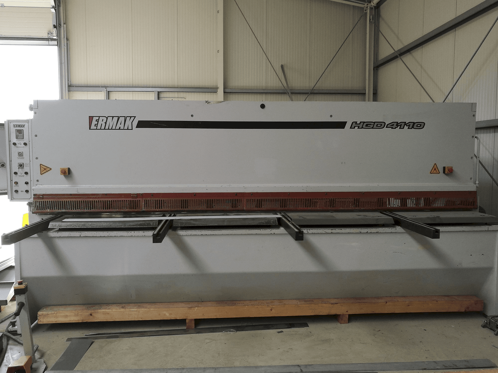 Vooraanzicht van ERMAKSAN HGD 4100x10 machine