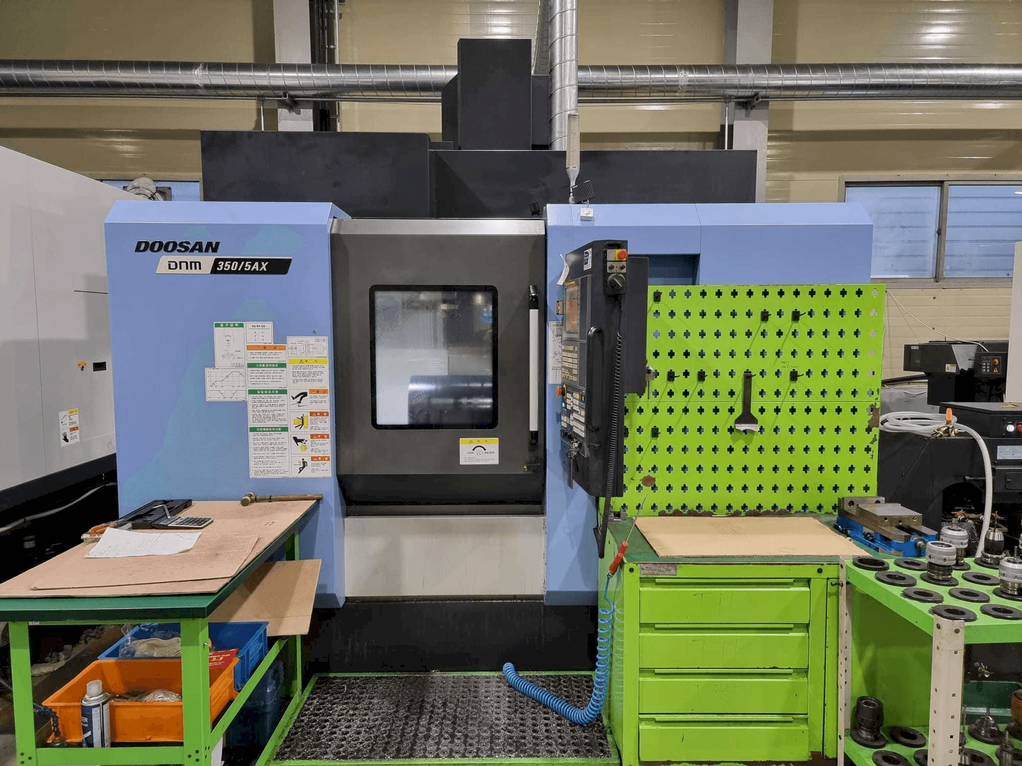 Vooraanzicht van Doosan DNM350/5AX machine