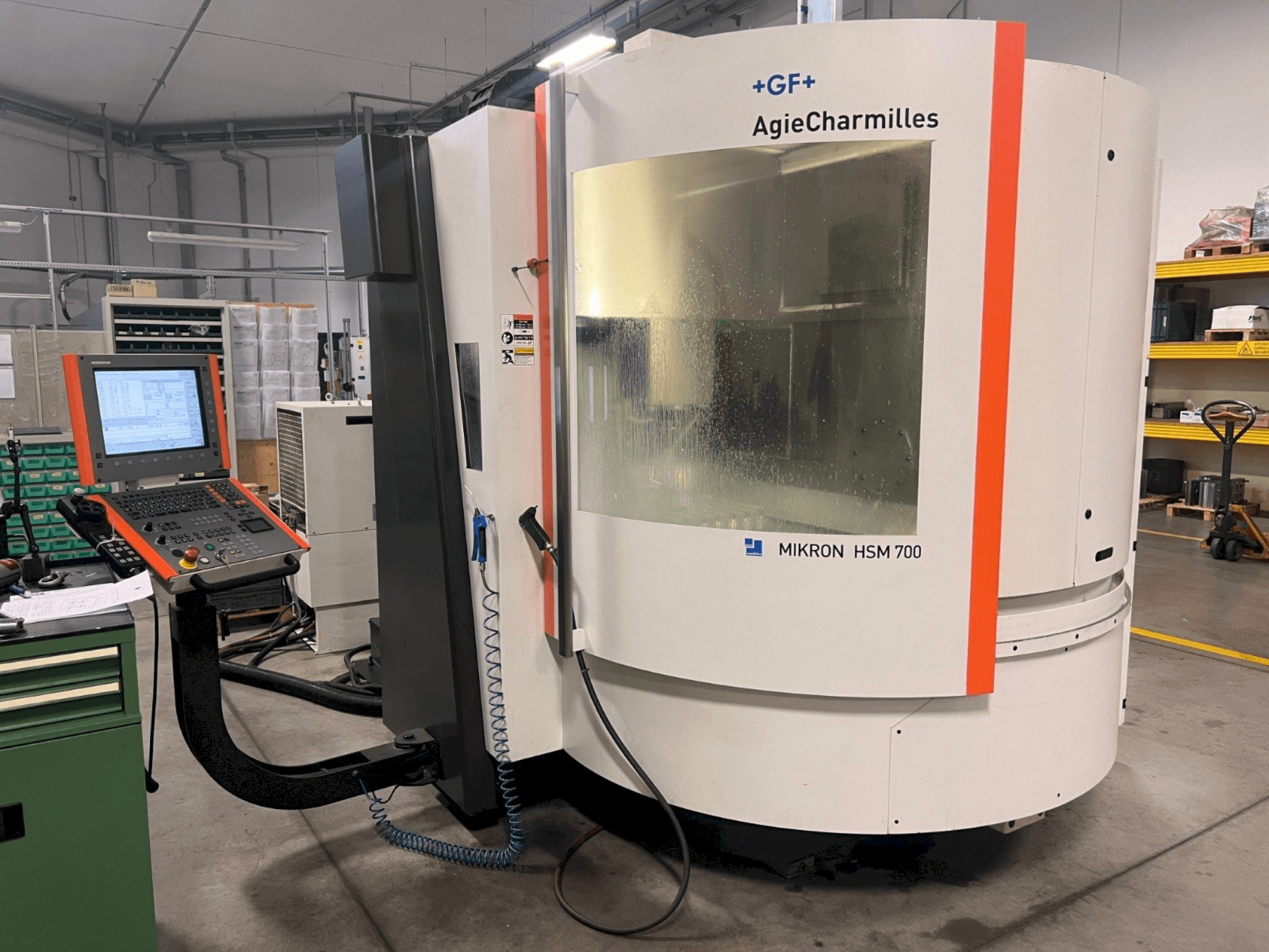 Vooraanzicht van AgieCharmilles MIKRON HSM 700 machine