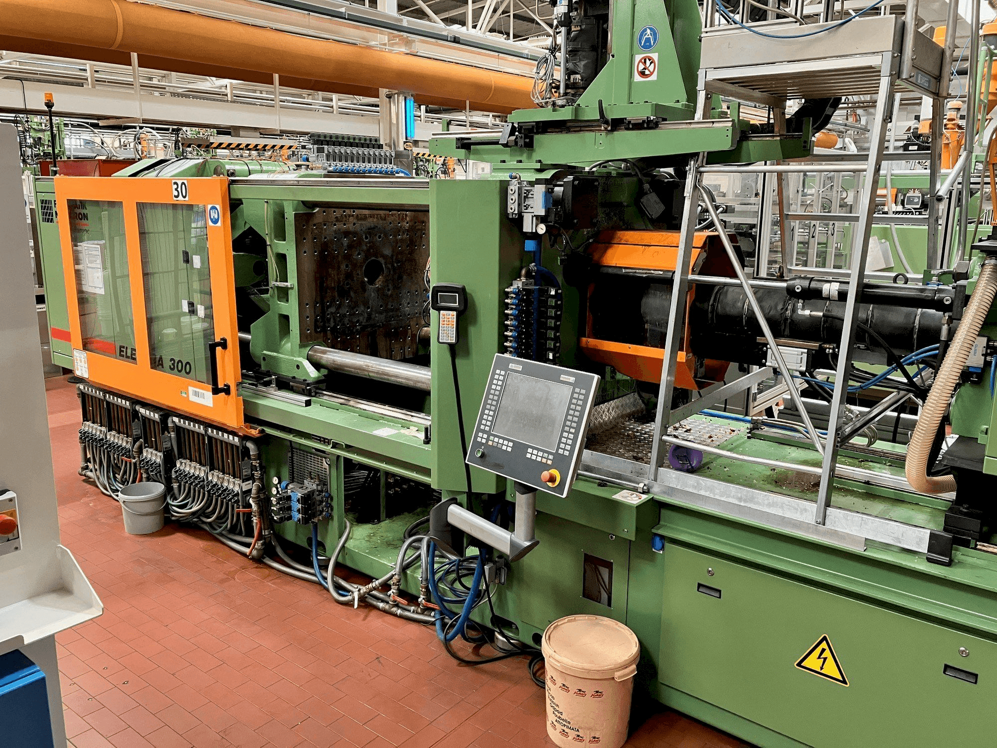 Vooraanzicht van FERROMATIK MILACRON Europe Elektra 300 machine