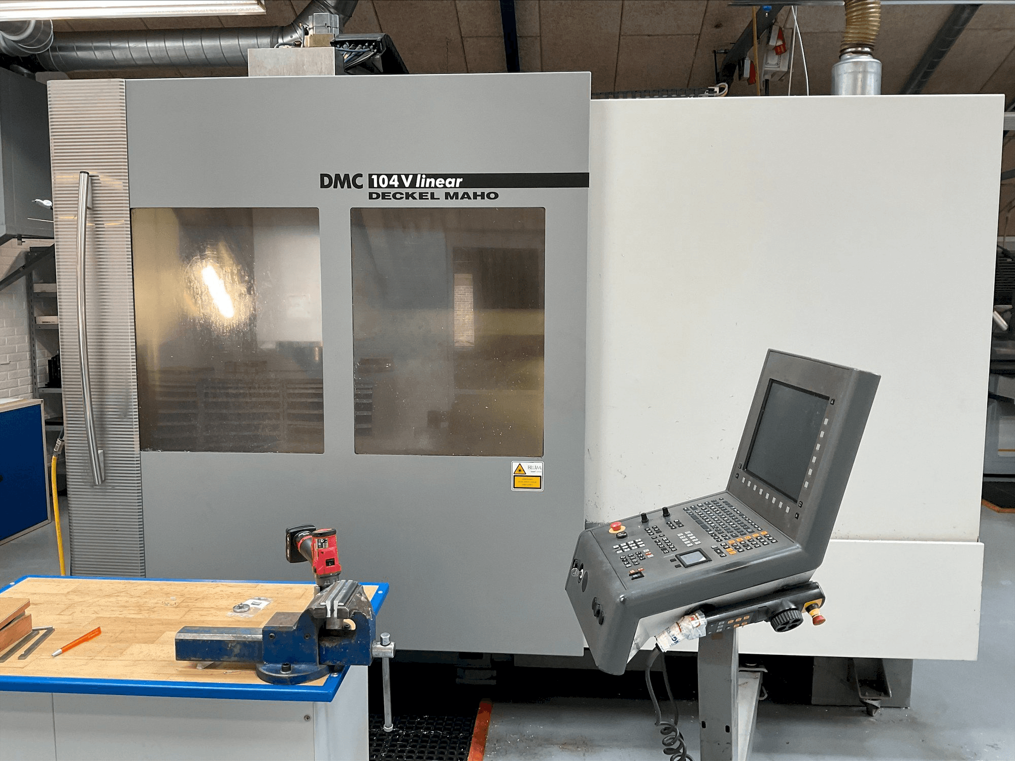 Vooraanzicht van DMG MORI DMC 104V linear machine
